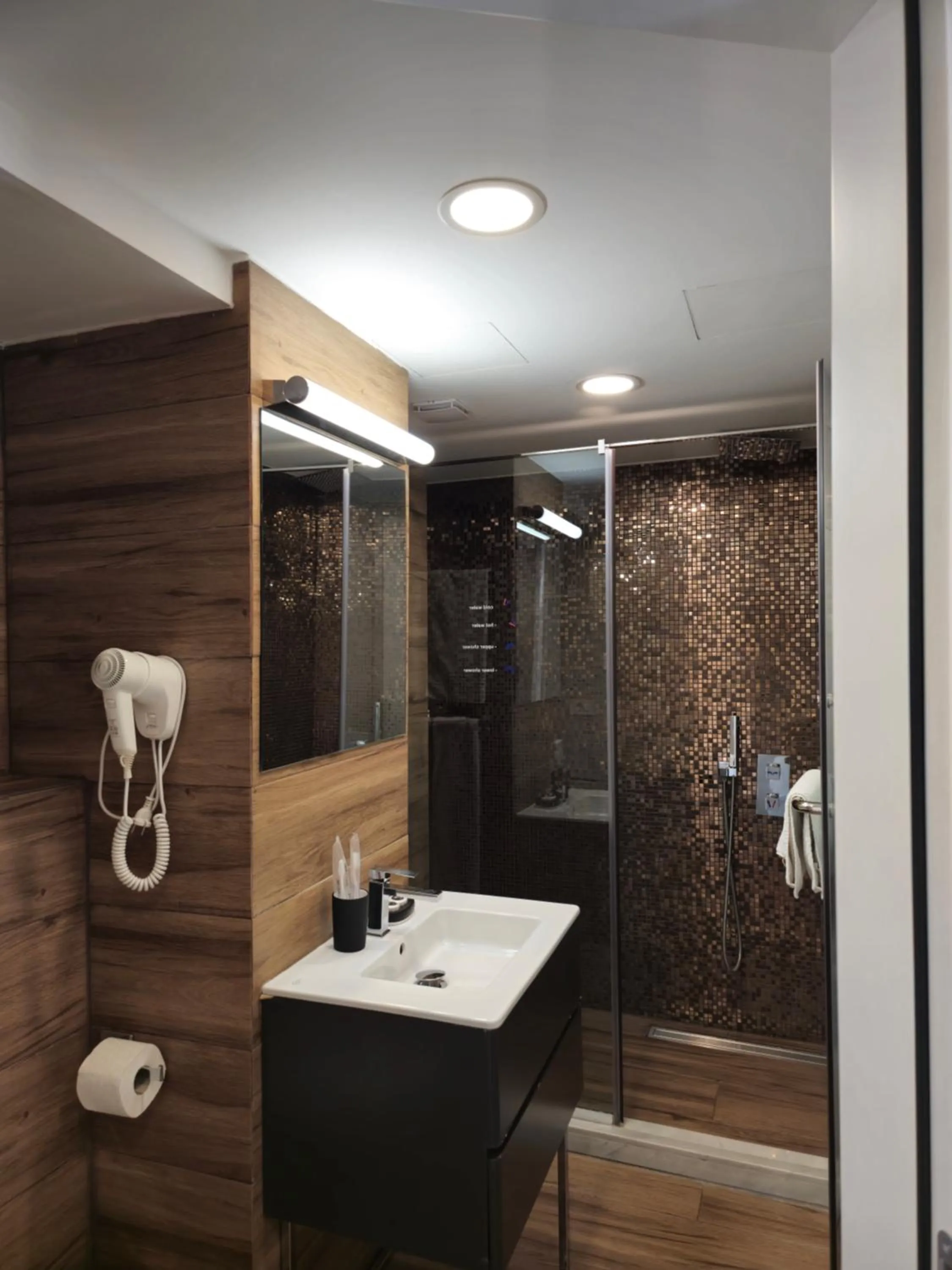 Shower in Silver 39 Corner Hotel