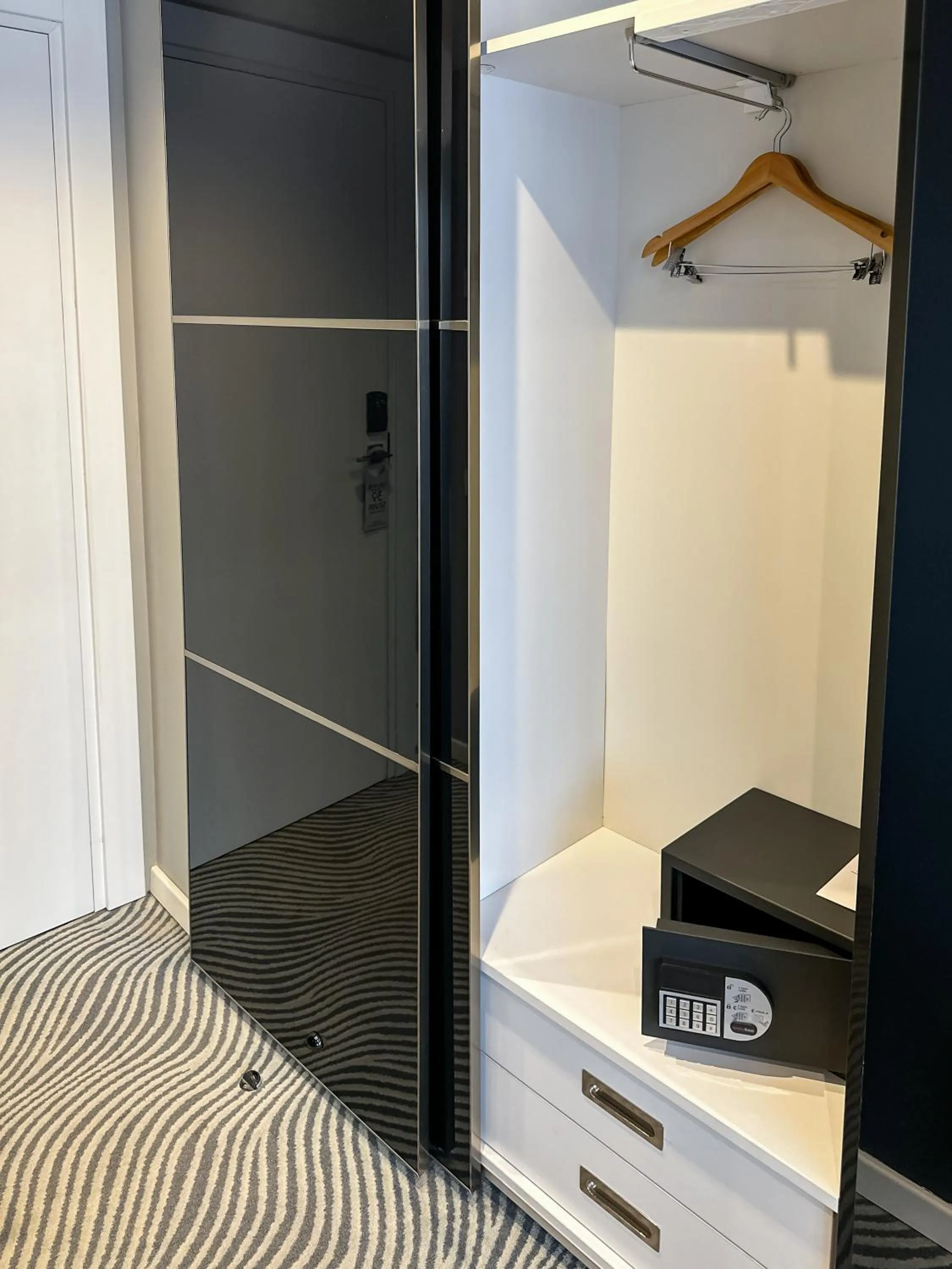 safe, Bed in Silver 39 Corner Hotel