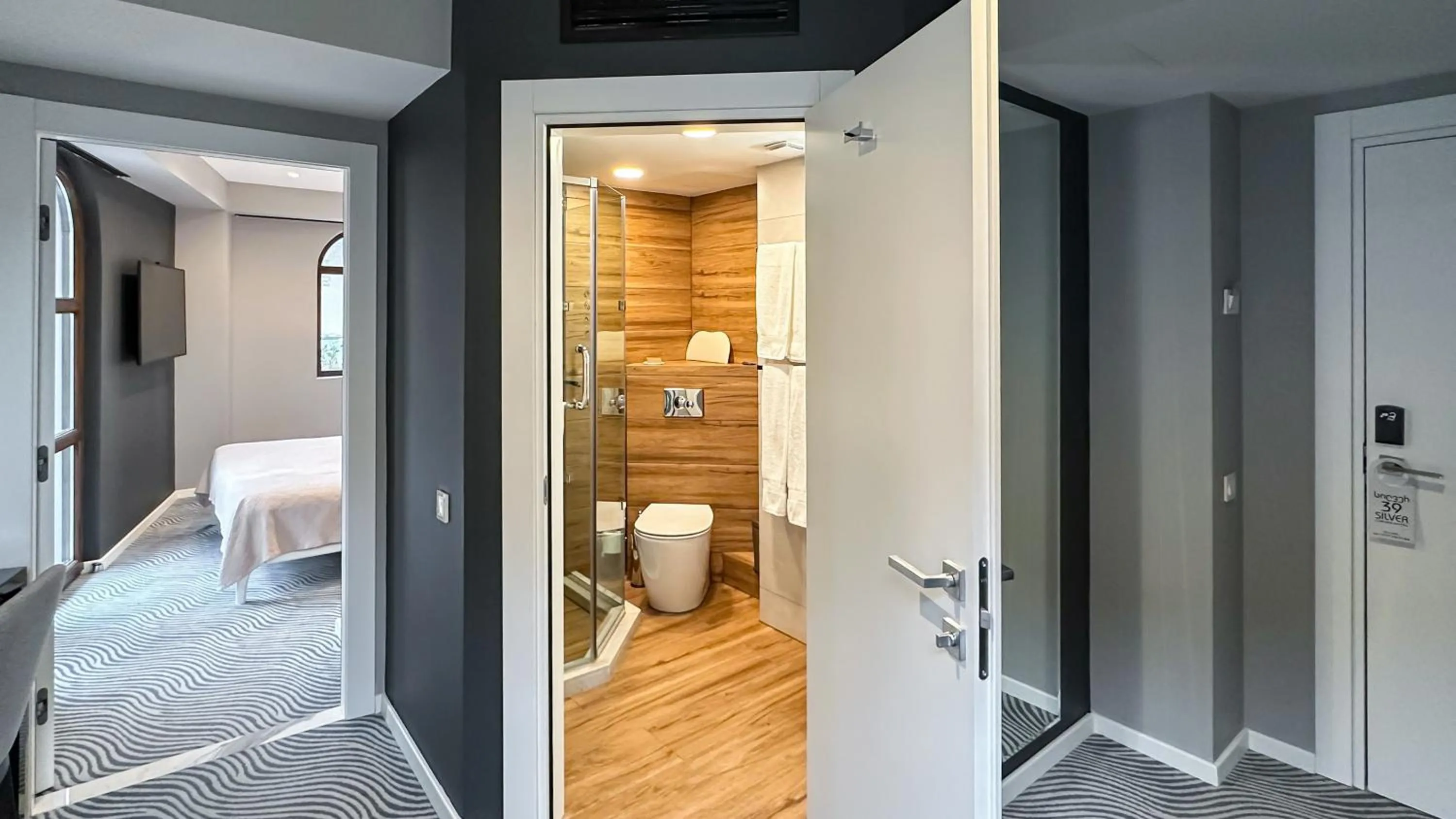 Shower in Silver 39 Corner Hotel