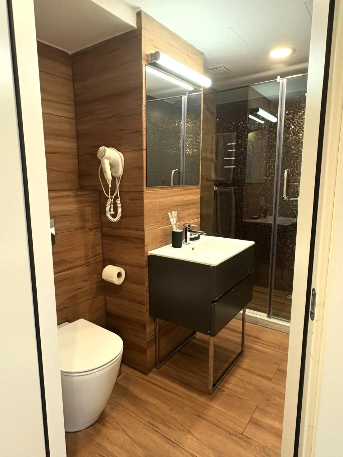 Shower in Silver 39 Corner Hotel