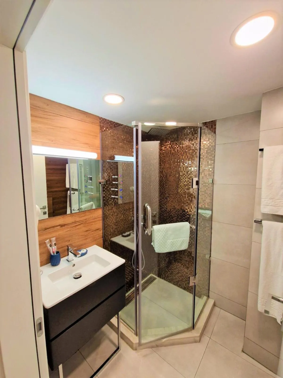 Toilet in Silver 39 Corner Hotel