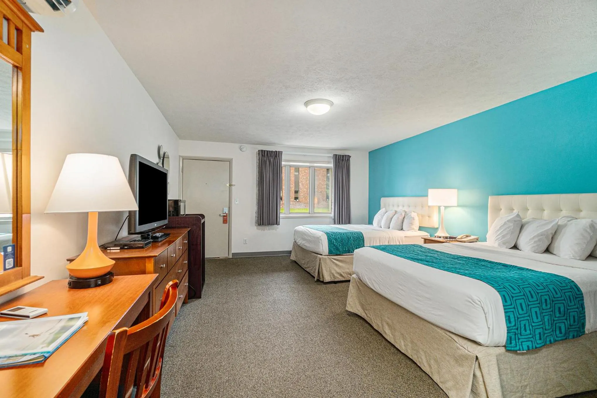 Bed in Howard Johnson by Wyndham Traverse City