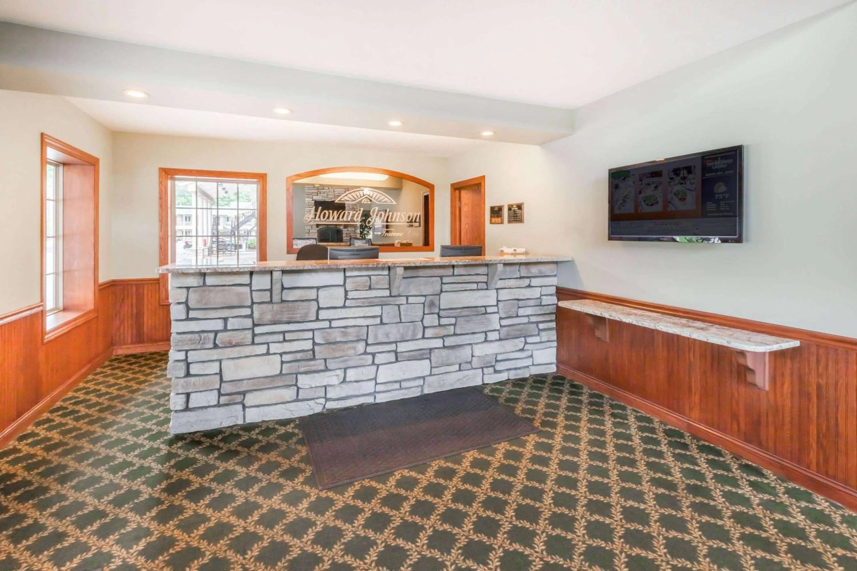 Lobby or reception in Howard Johnson by Wyndham Traverse City