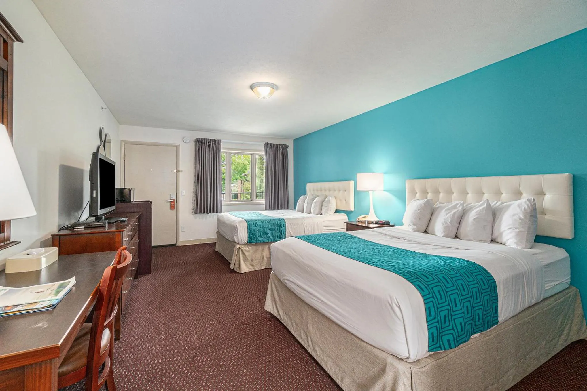 Bed in Howard Johnson by Wyndham Traverse City