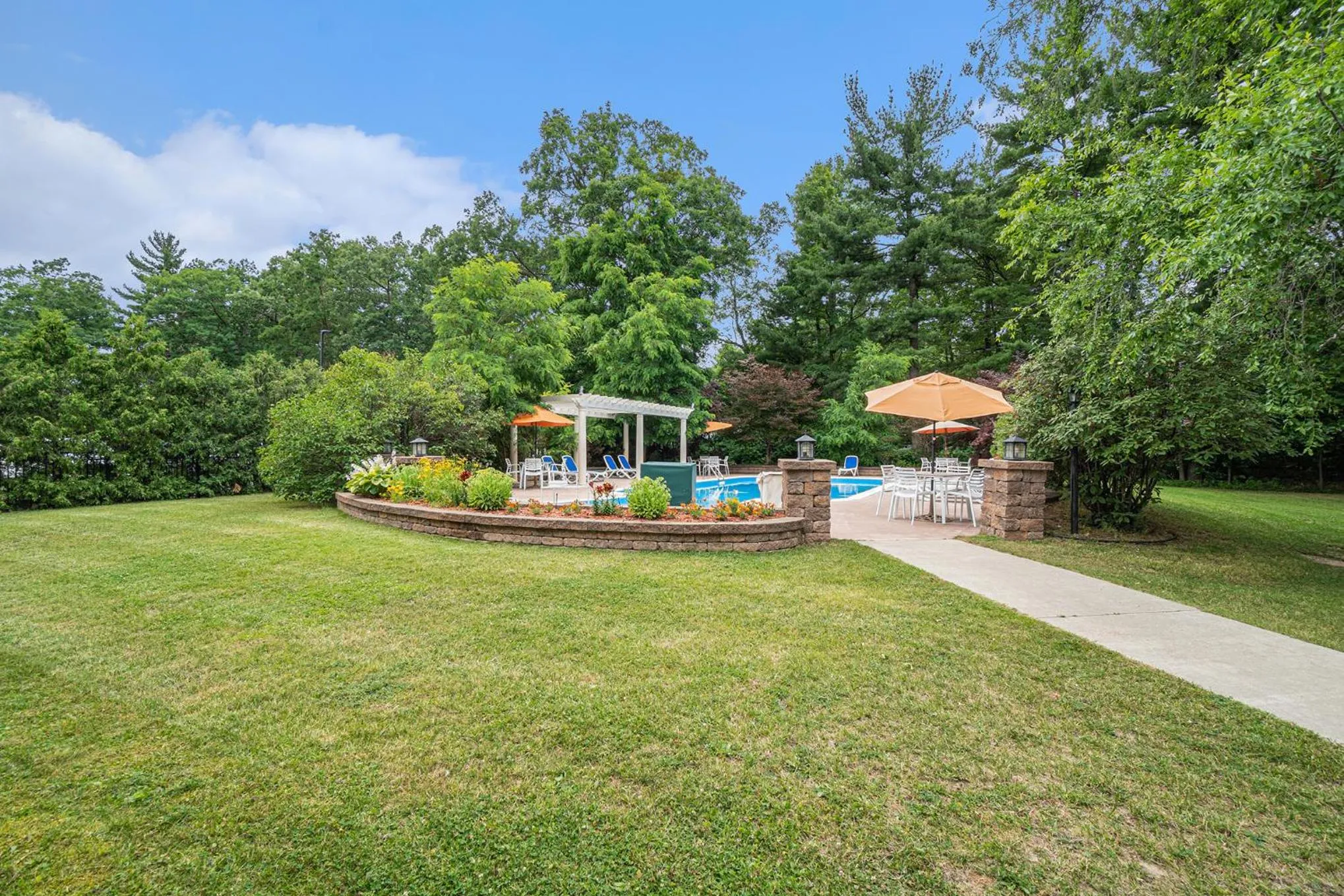 Swimming pool in Howard Johnson by Wyndham Traverse City