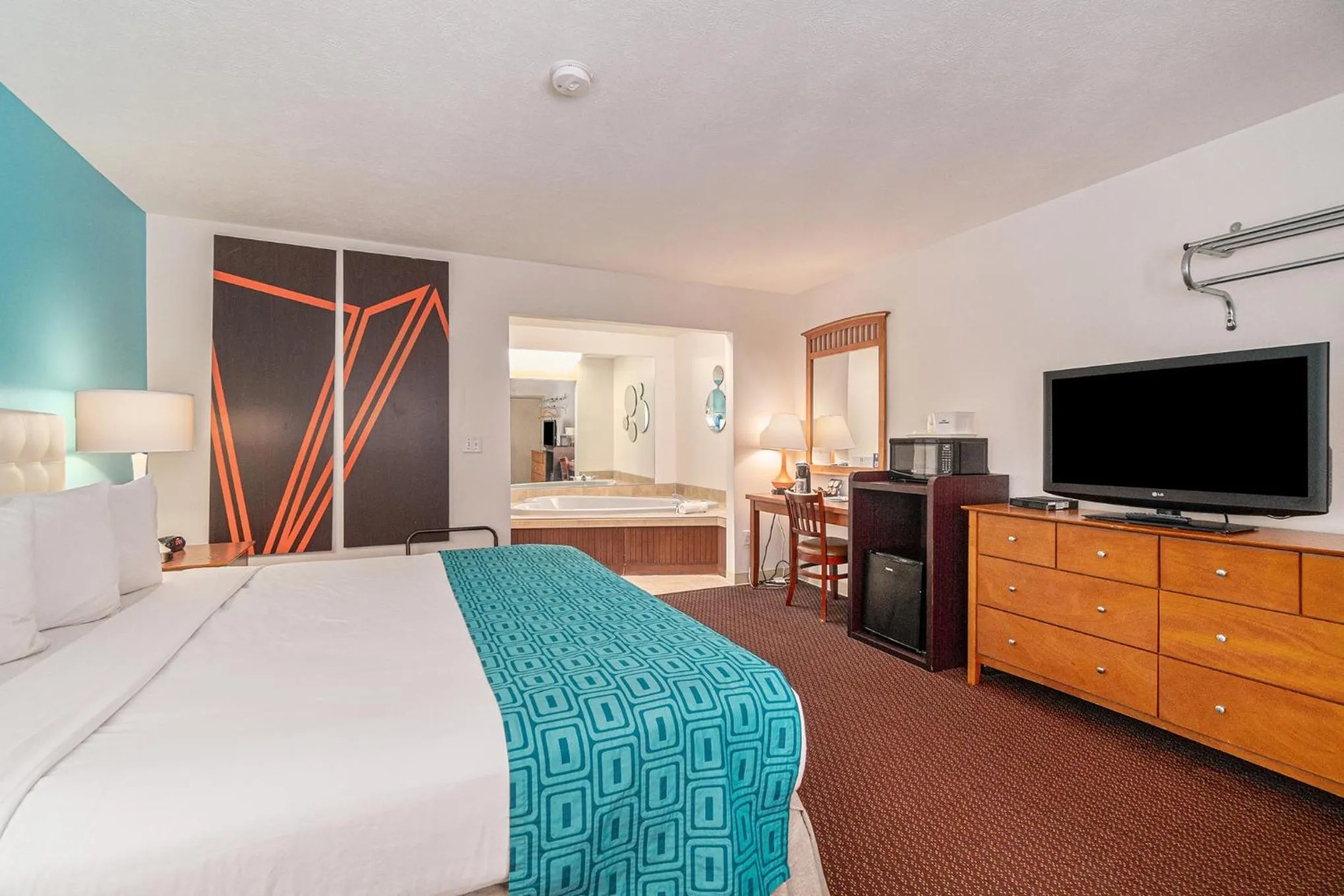 Bed in Howard Johnson by Wyndham Traverse City
