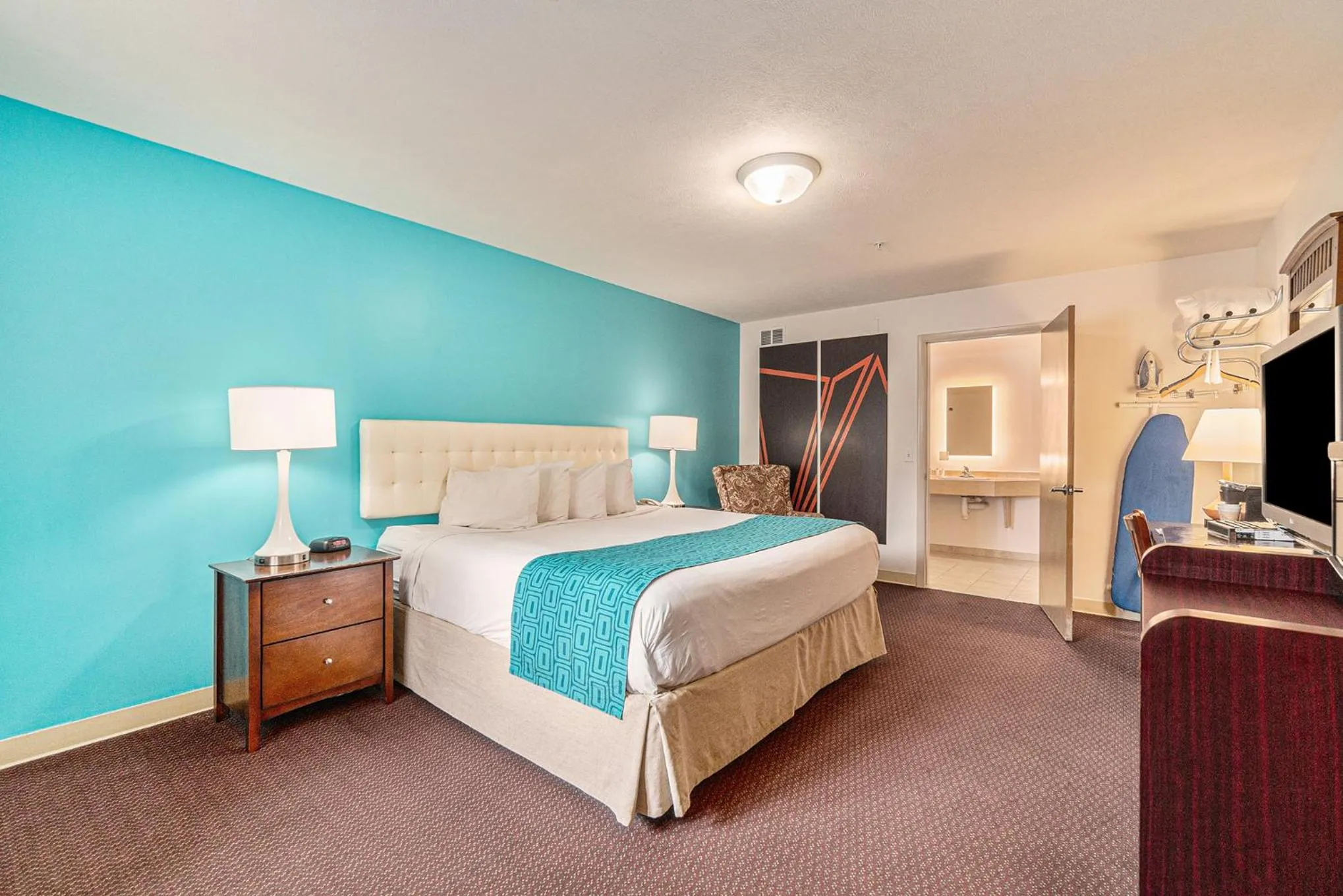 Bed in Howard Johnson by Wyndham Traverse City