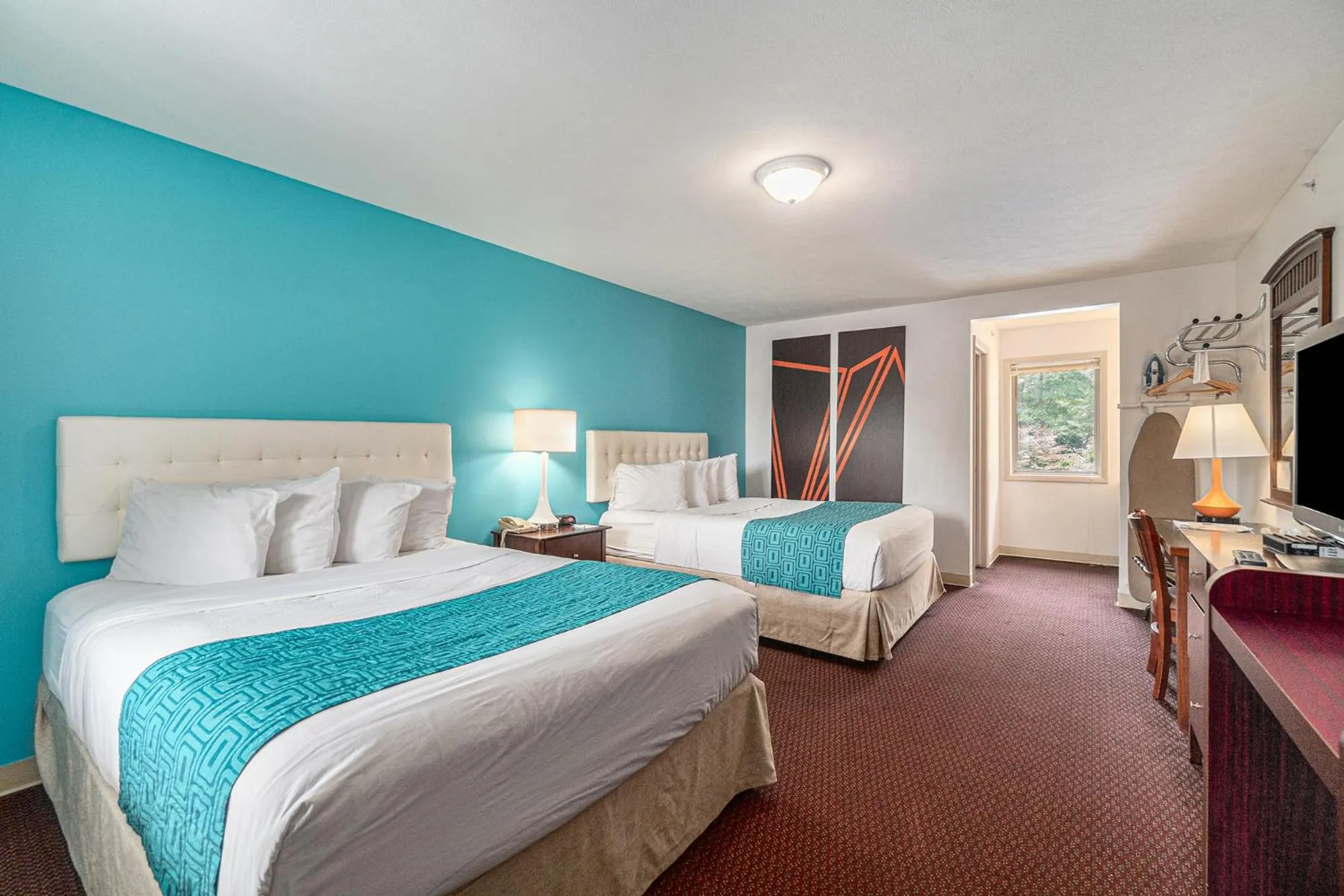 Bed in Howard Johnson by Wyndham Traverse City