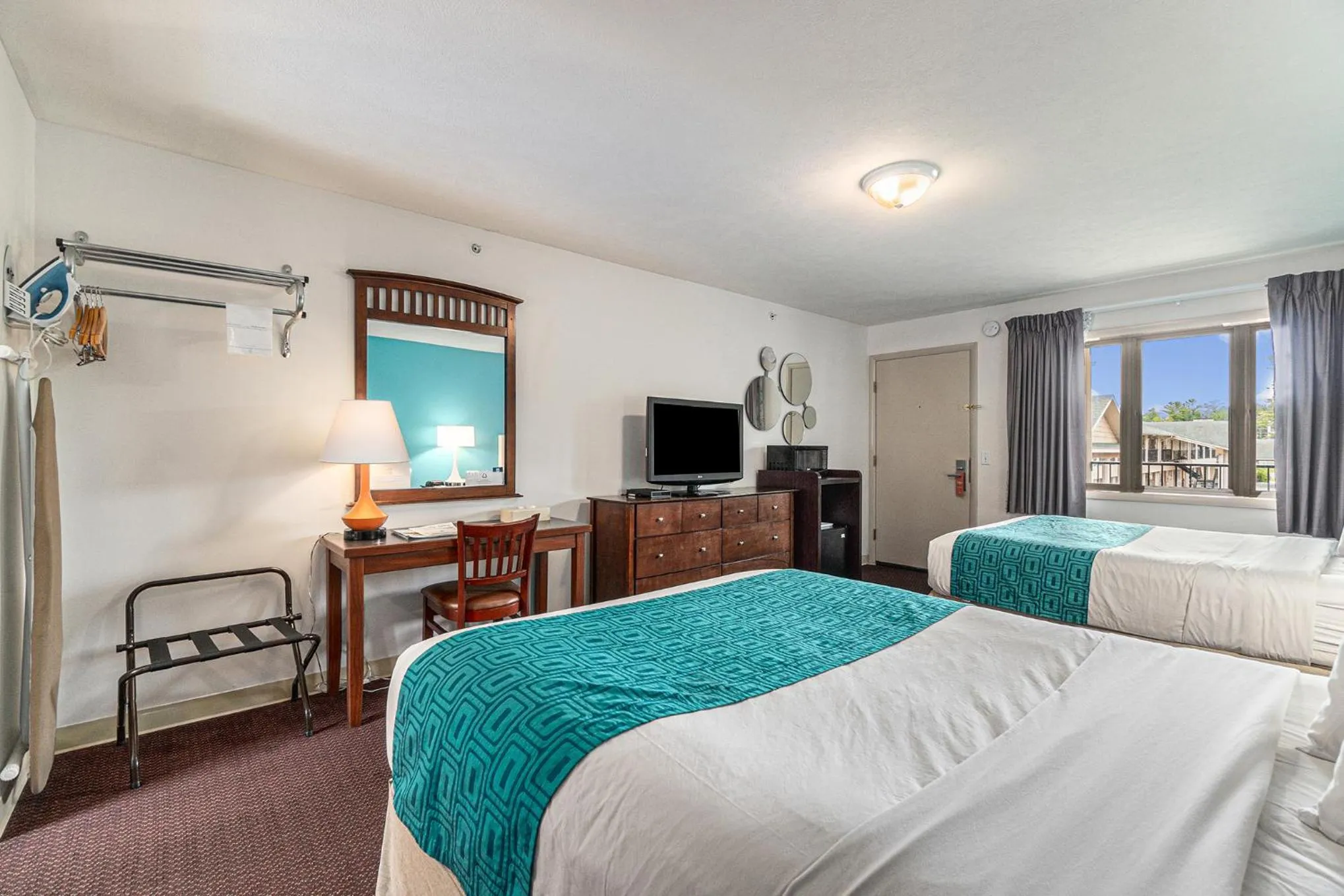 Bed in Howard Johnson by Wyndham Traverse City