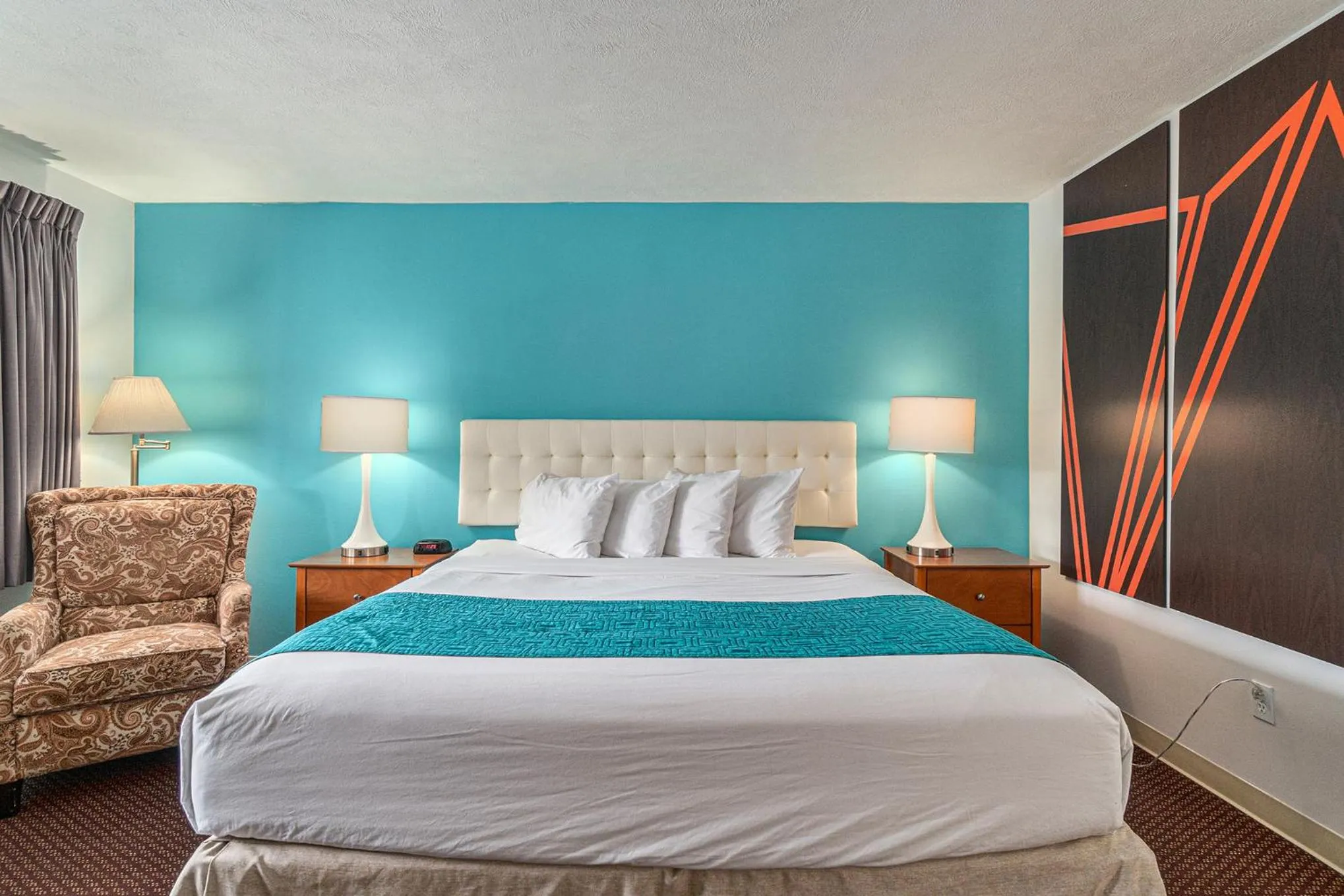 Bed in Howard Johnson by Wyndham Traverse City