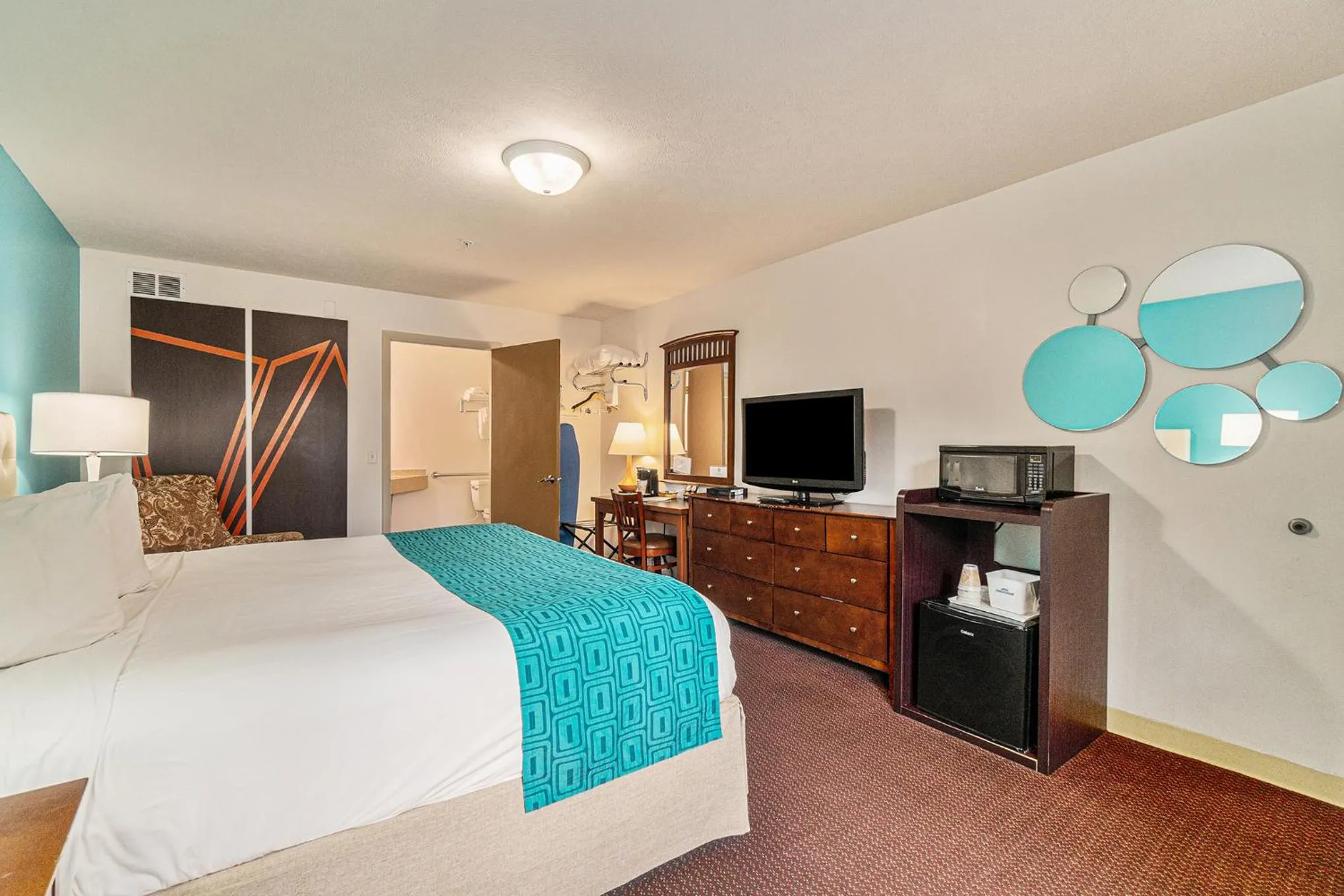 Bed in Howard Johnson by Wyndham Traverse City