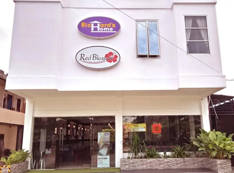 Facade/entrance in Richard's Home