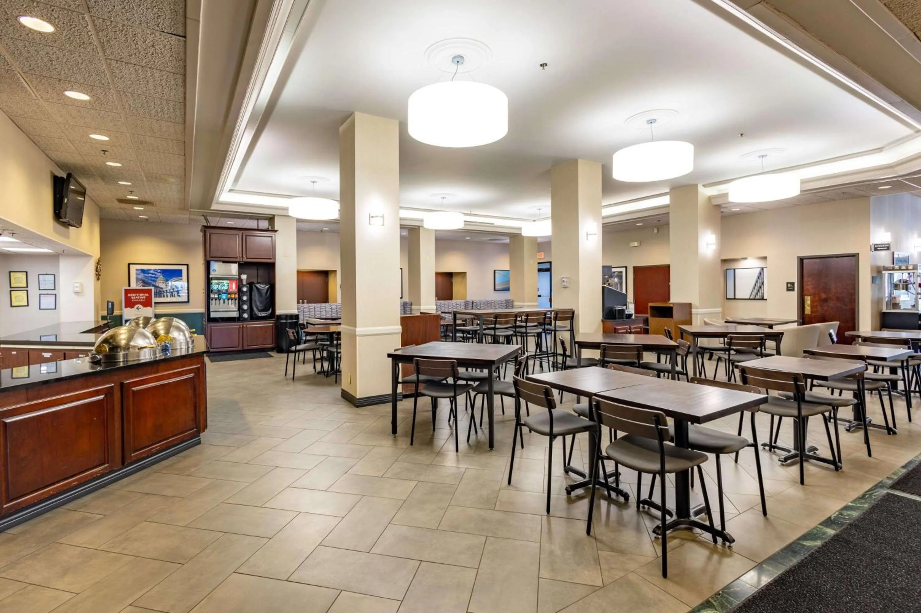 Breakfast in Pear Tree Inn St. Louis Near Union Station