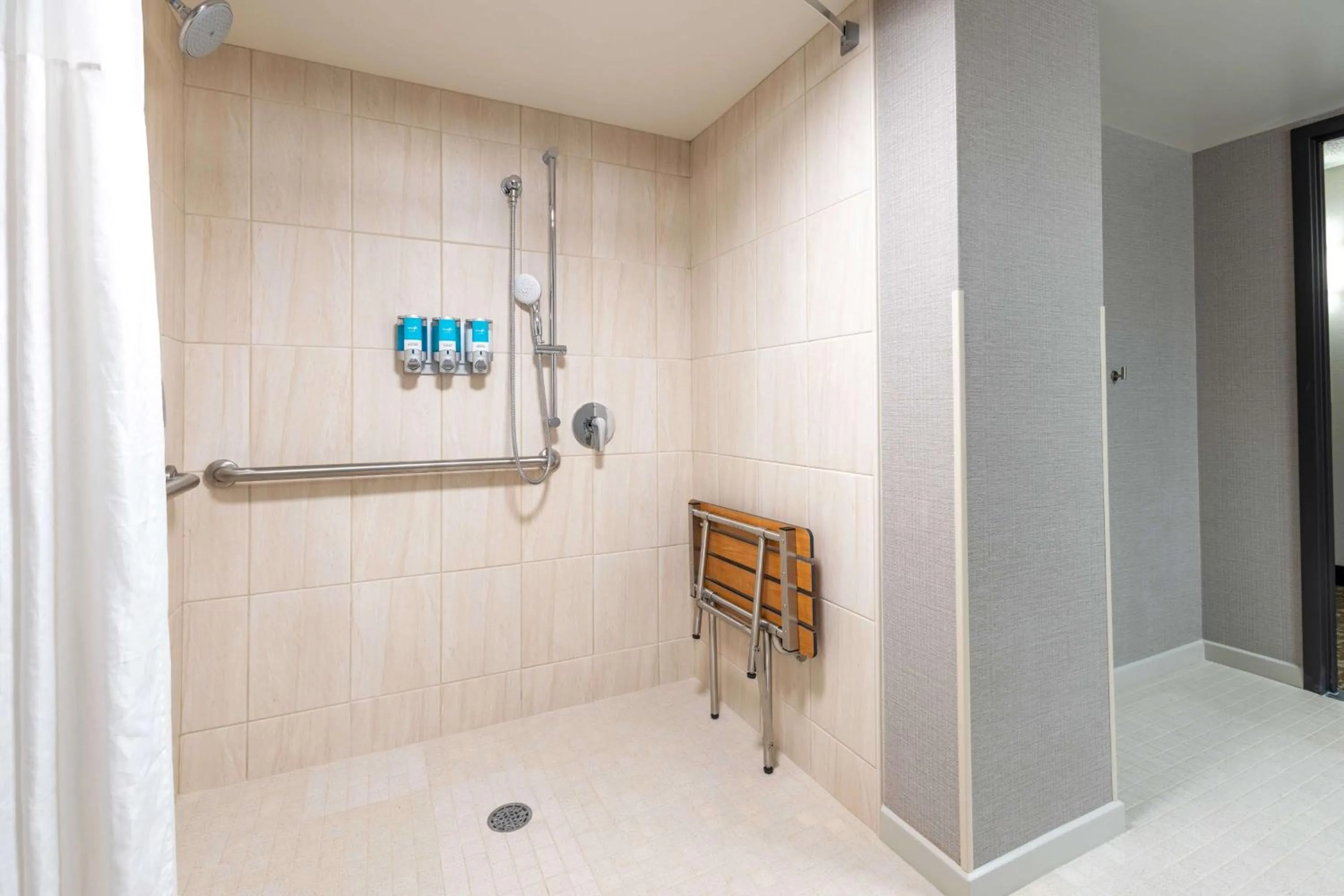 Bathroom in Pear Tree Inn St. Louis Near Union Station