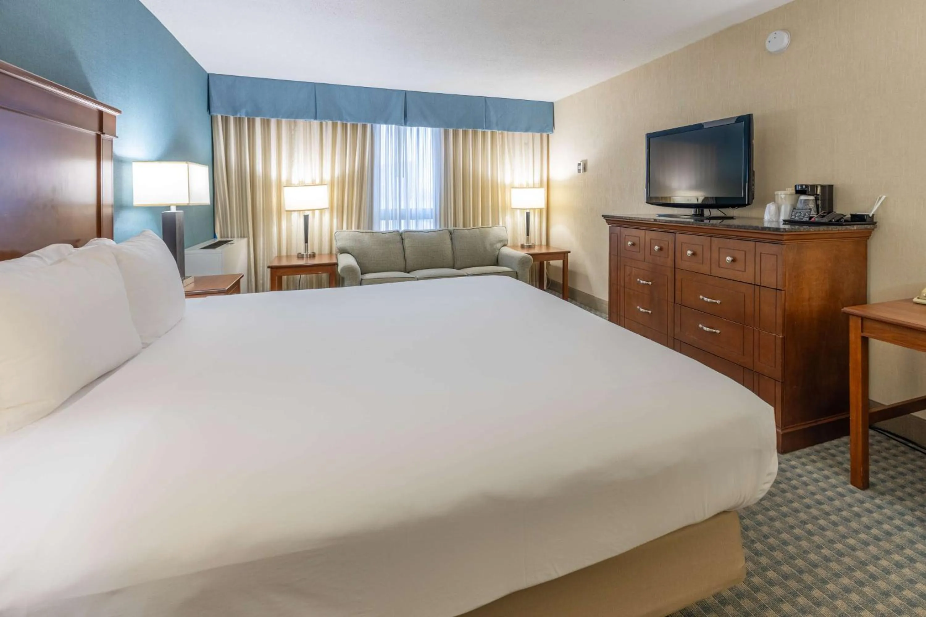 Bedroom, Bed in Pear Tree Inn St. Louis Near Union Station