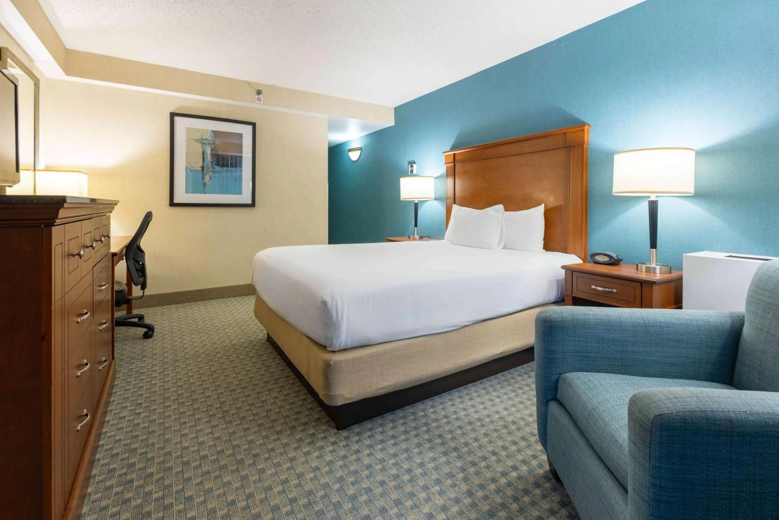 Bedroom, Bed in Pear Tree Inn St. Louis Near Union Station