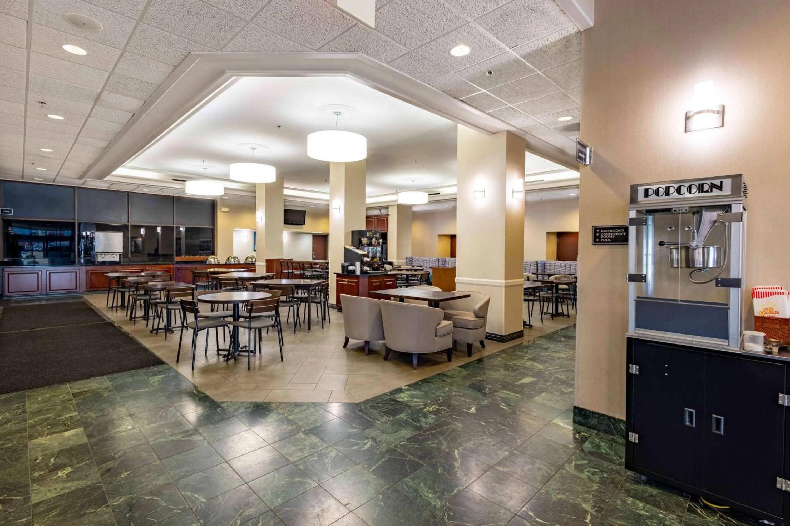 Breakfast in Pear Tree Inn St. Louis Near Union Station