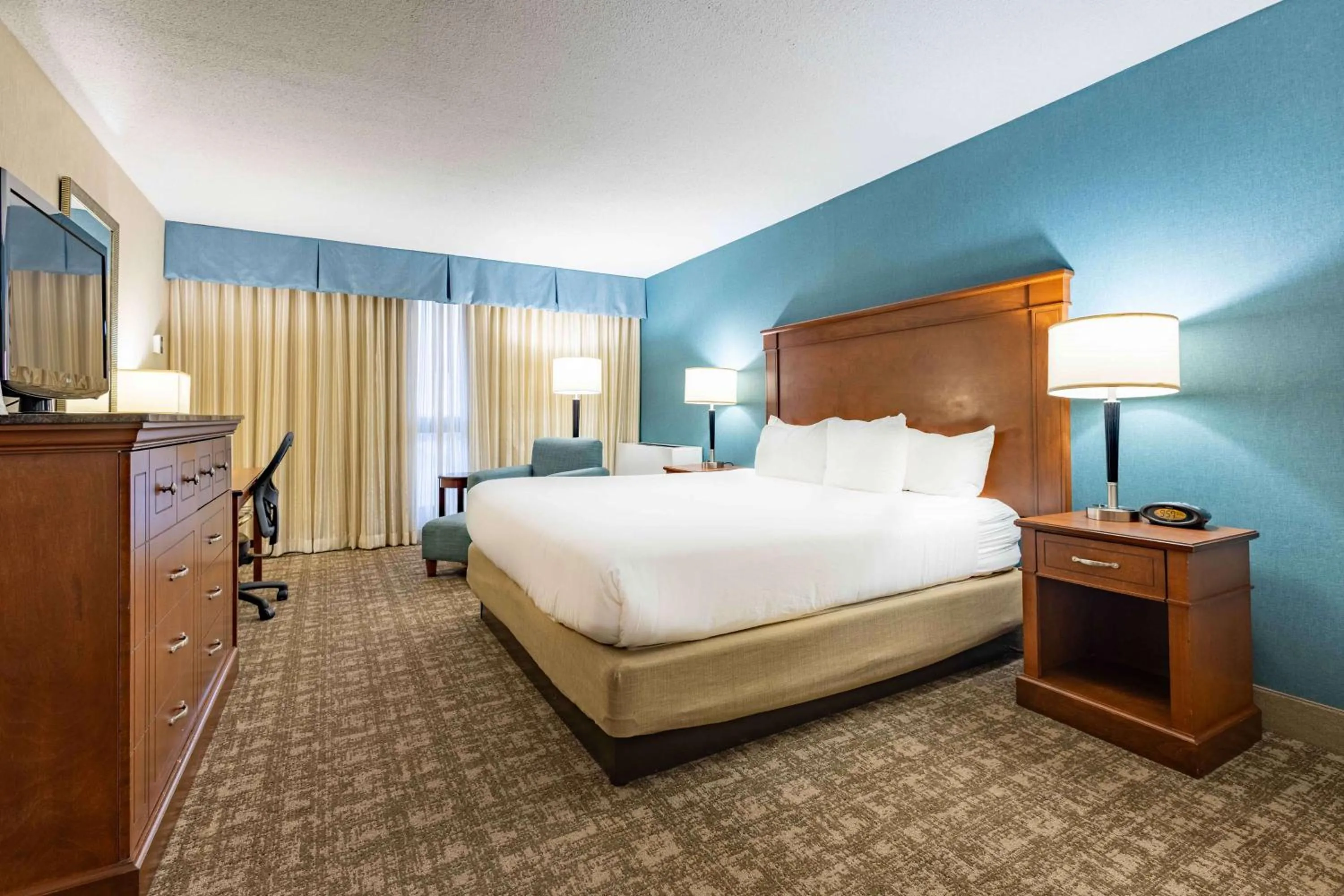 Bedroom, Bed in Pear Tree Inn St. Louis Near Union Station