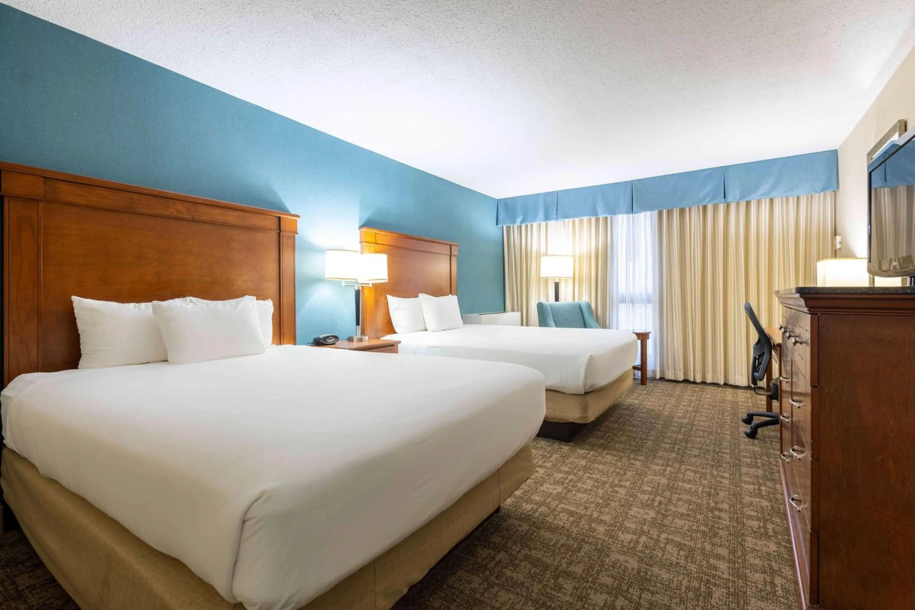 Bedroom, Bed in Pear Tree Inn St. Louis Near Union Station