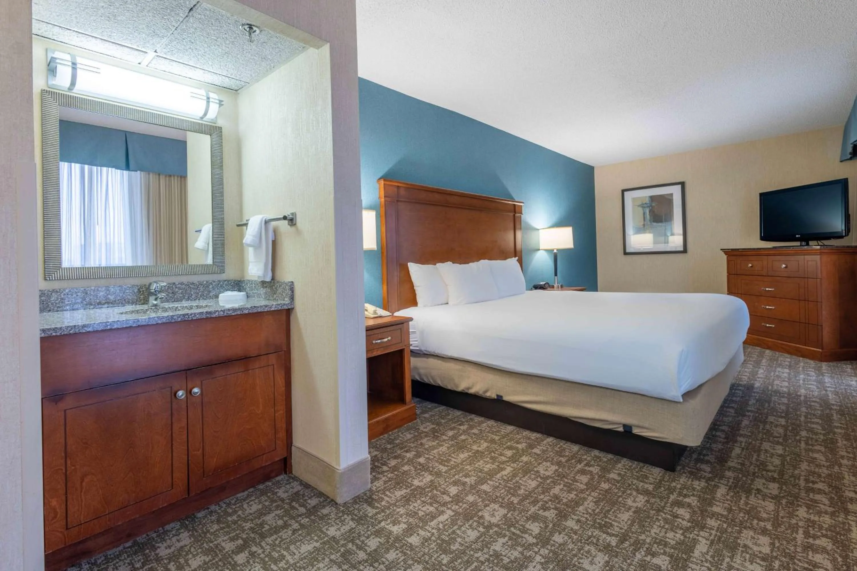 Bedroom, Bed in Pear Tree Inn St. Louis Near Union Station