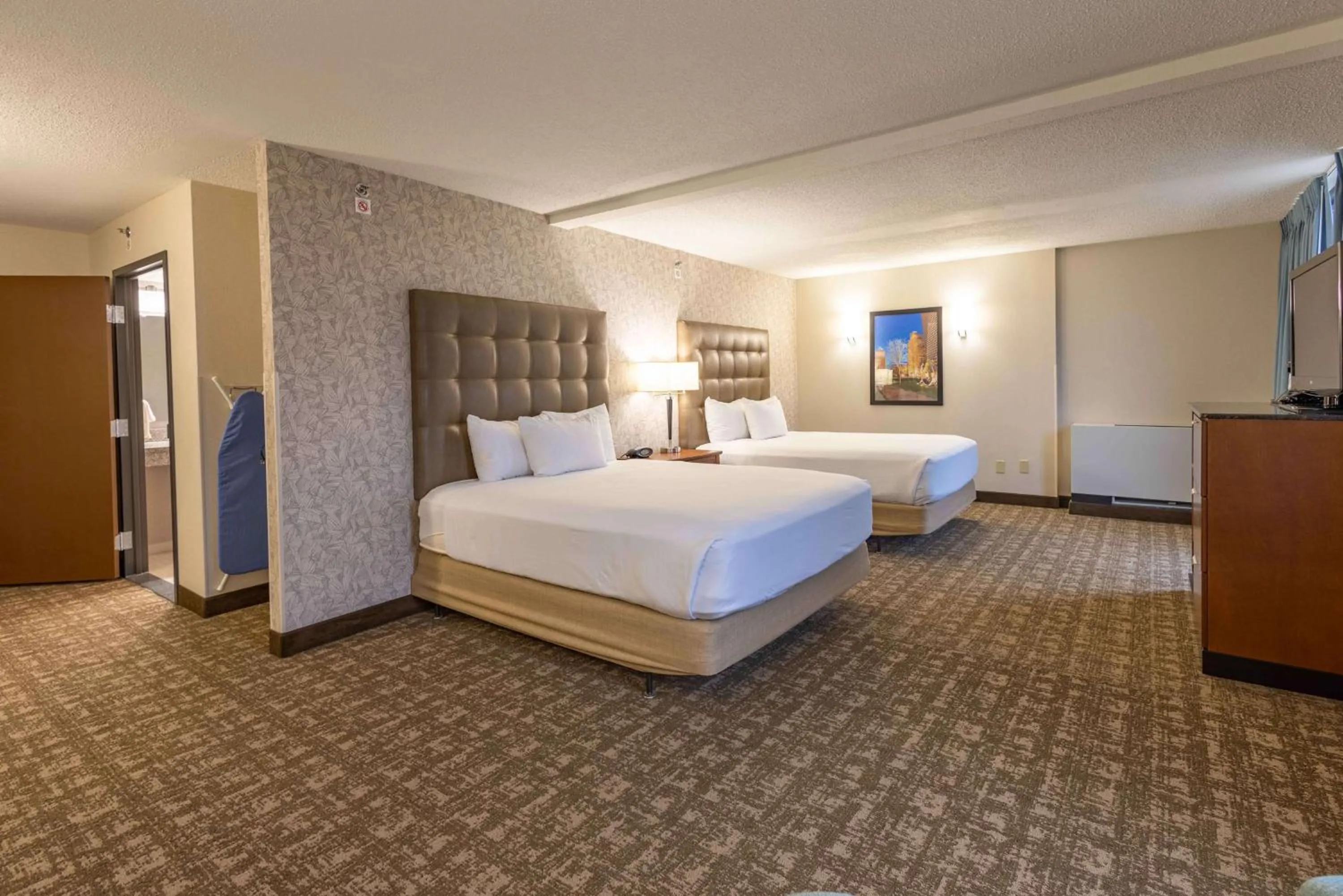 Bedroom, Bed in Pear Tree Inn St. Louis Near Union Station