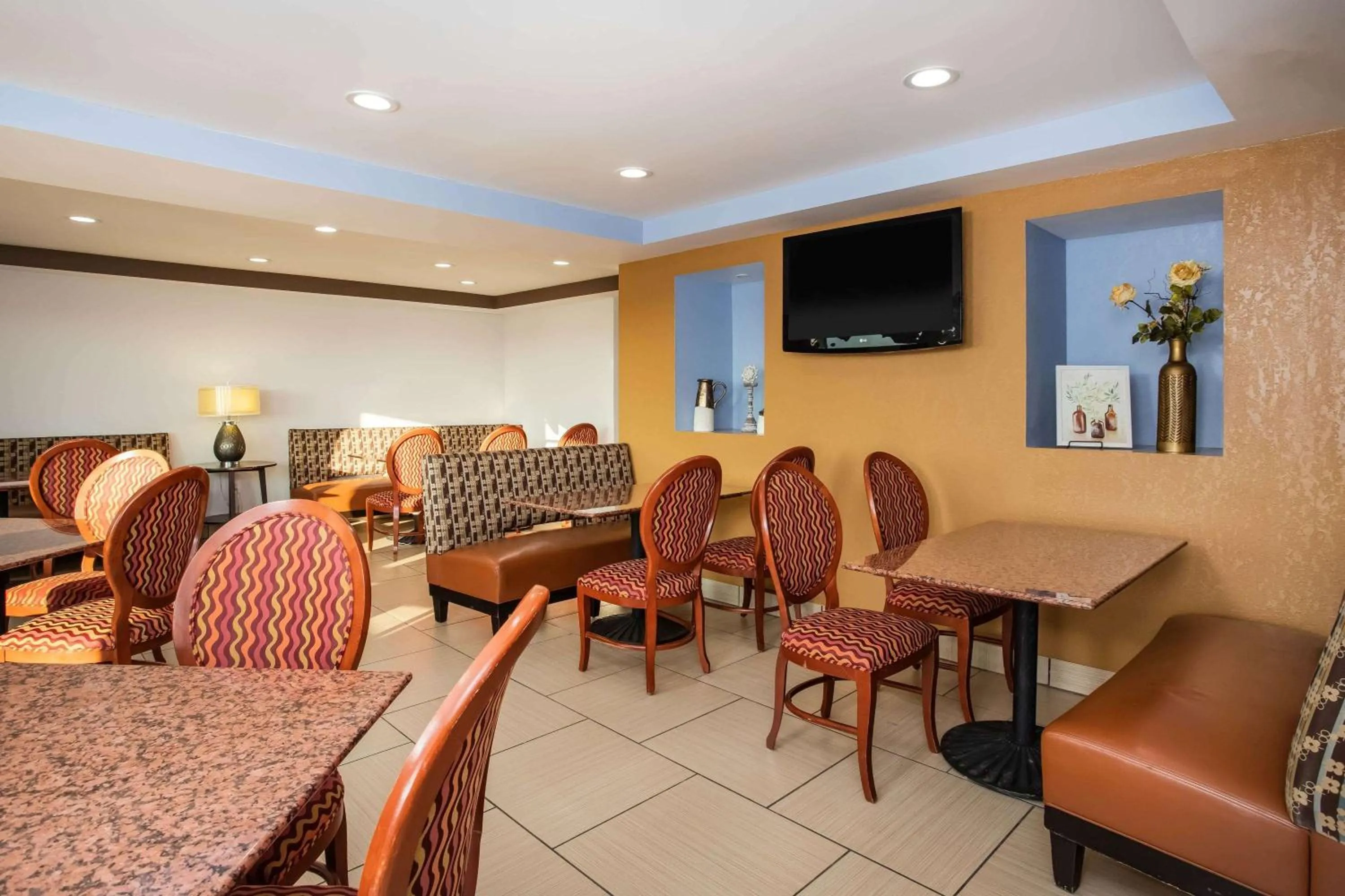 Dining area in Travelodge by Wyndham Fort Wayne North