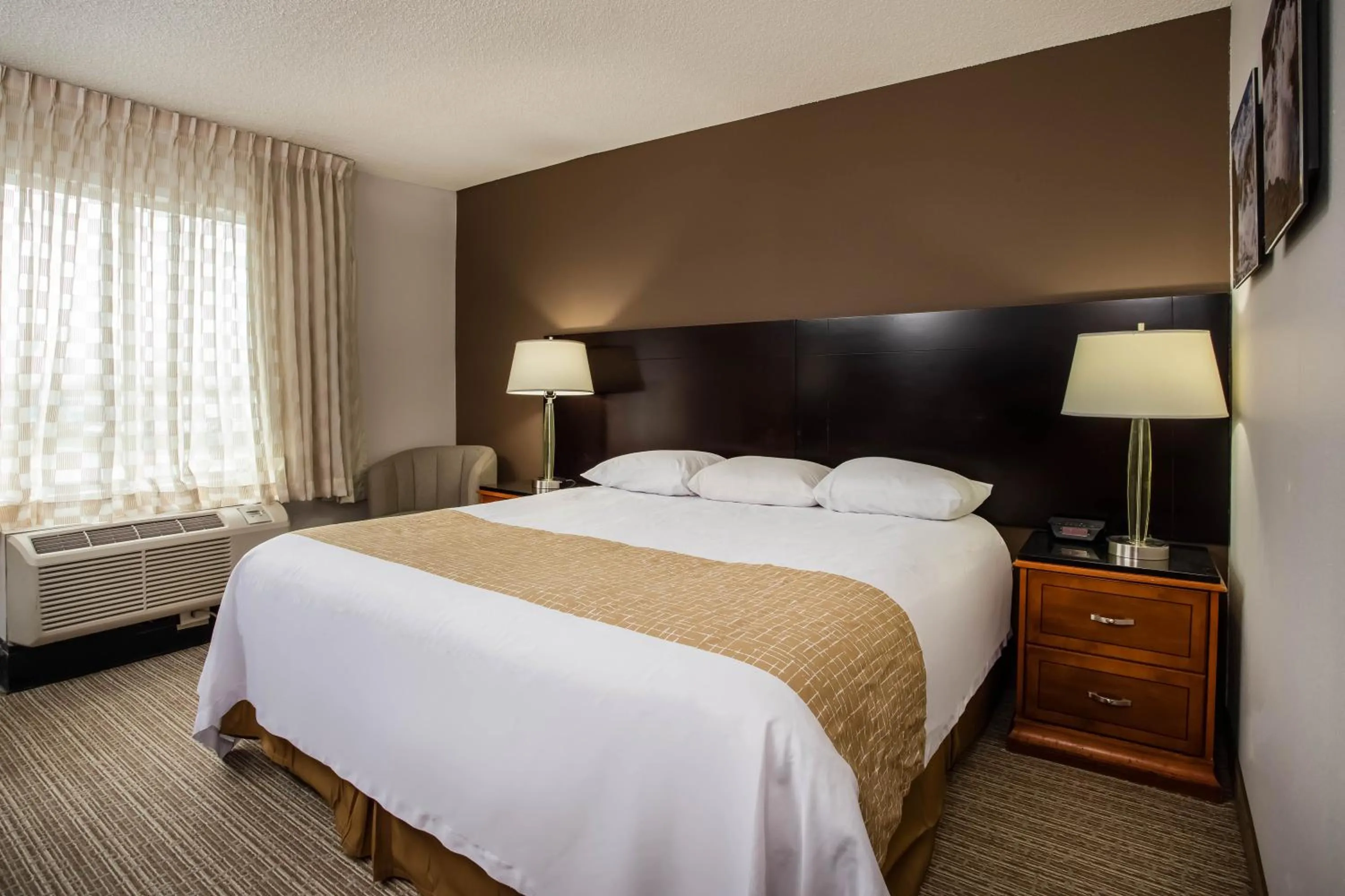 Bed in Travelodge by Wyndham Fort Wayne North