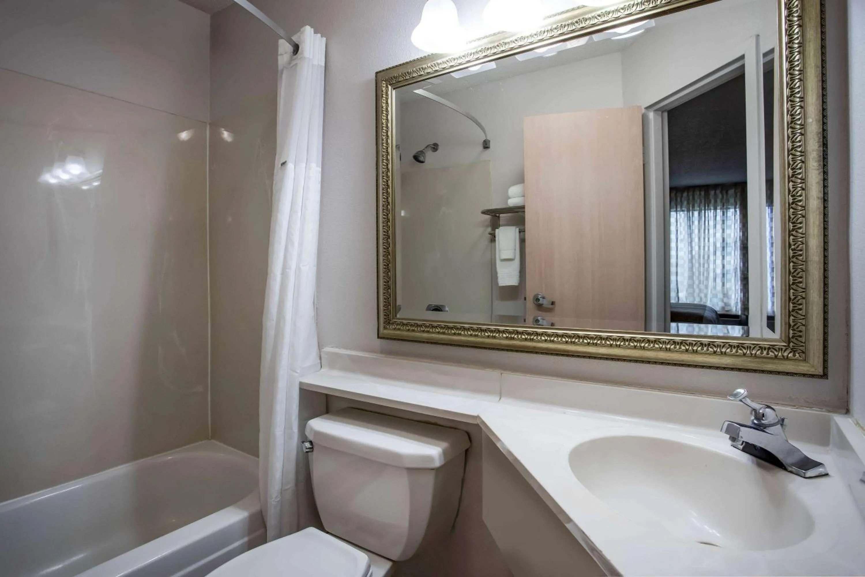 Bathroom in Travelodge by Wyndham Fort Wayne North