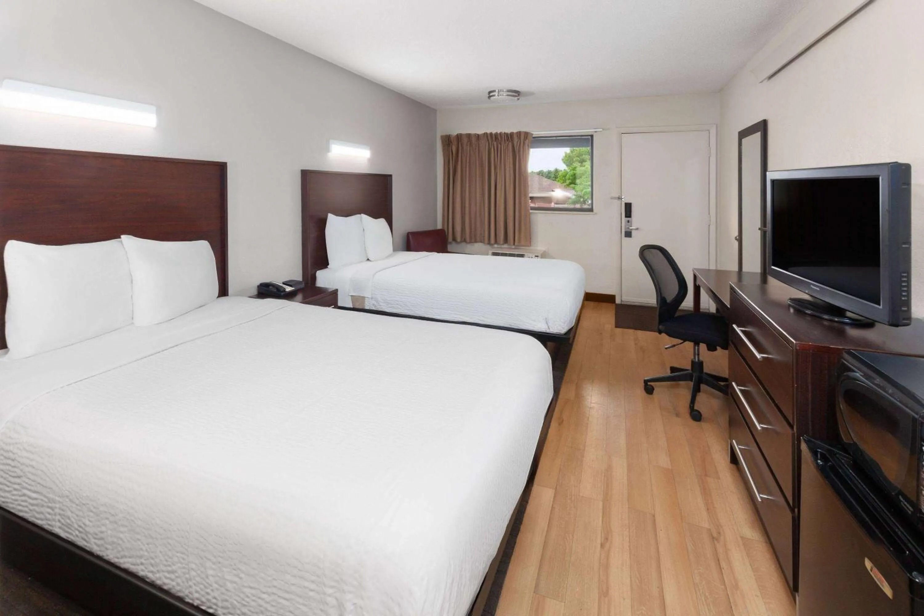 Photo of the whole room, Bed in Travelodge by Wyndham Peoria