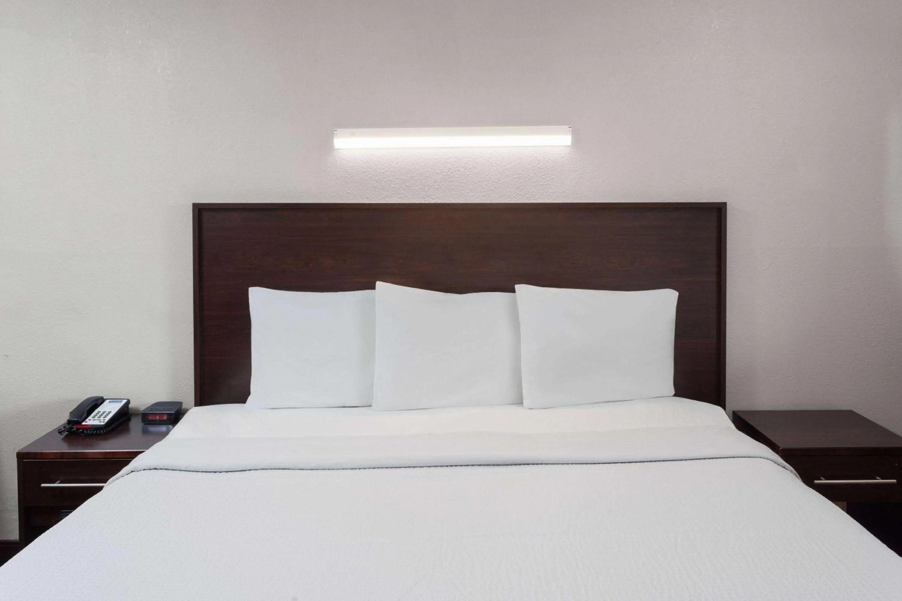 Photo of the whole room, Bed in Travelodge by Wyndham Peoria