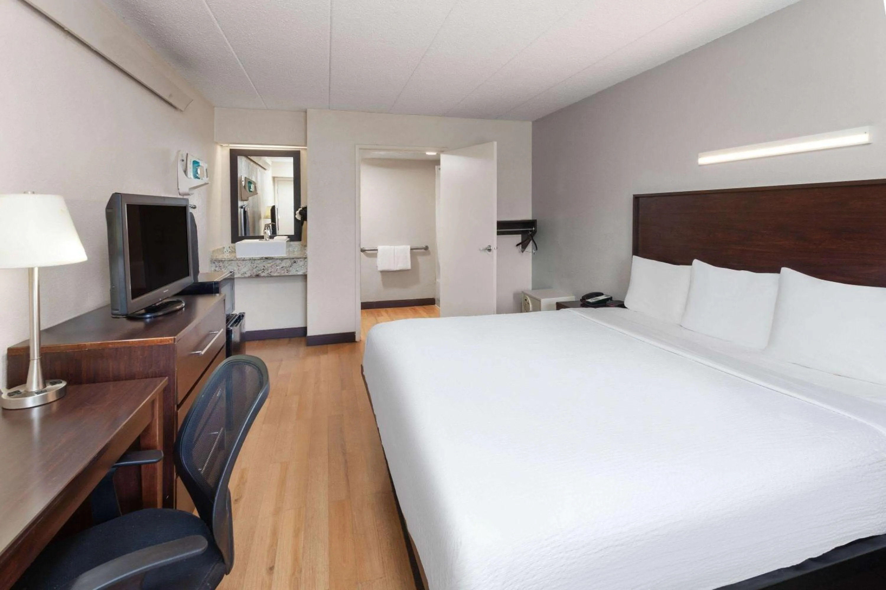 Photo of the whole room, Bed in Travelodge by Wyndham Peoria