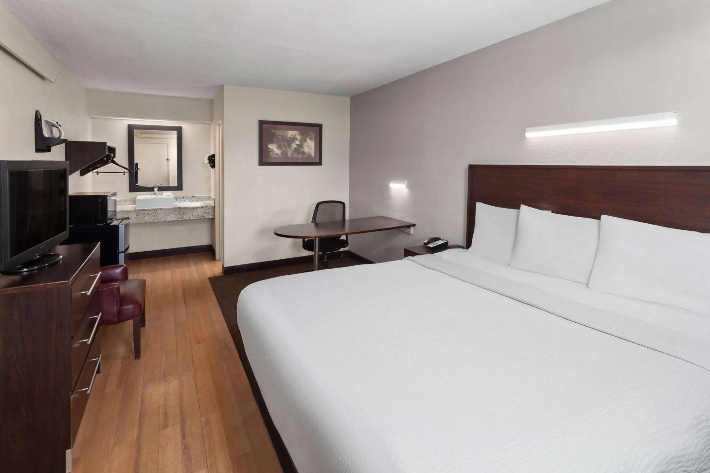 Photo of the whole room, Bed in Travelodge by Wyndham Peoria