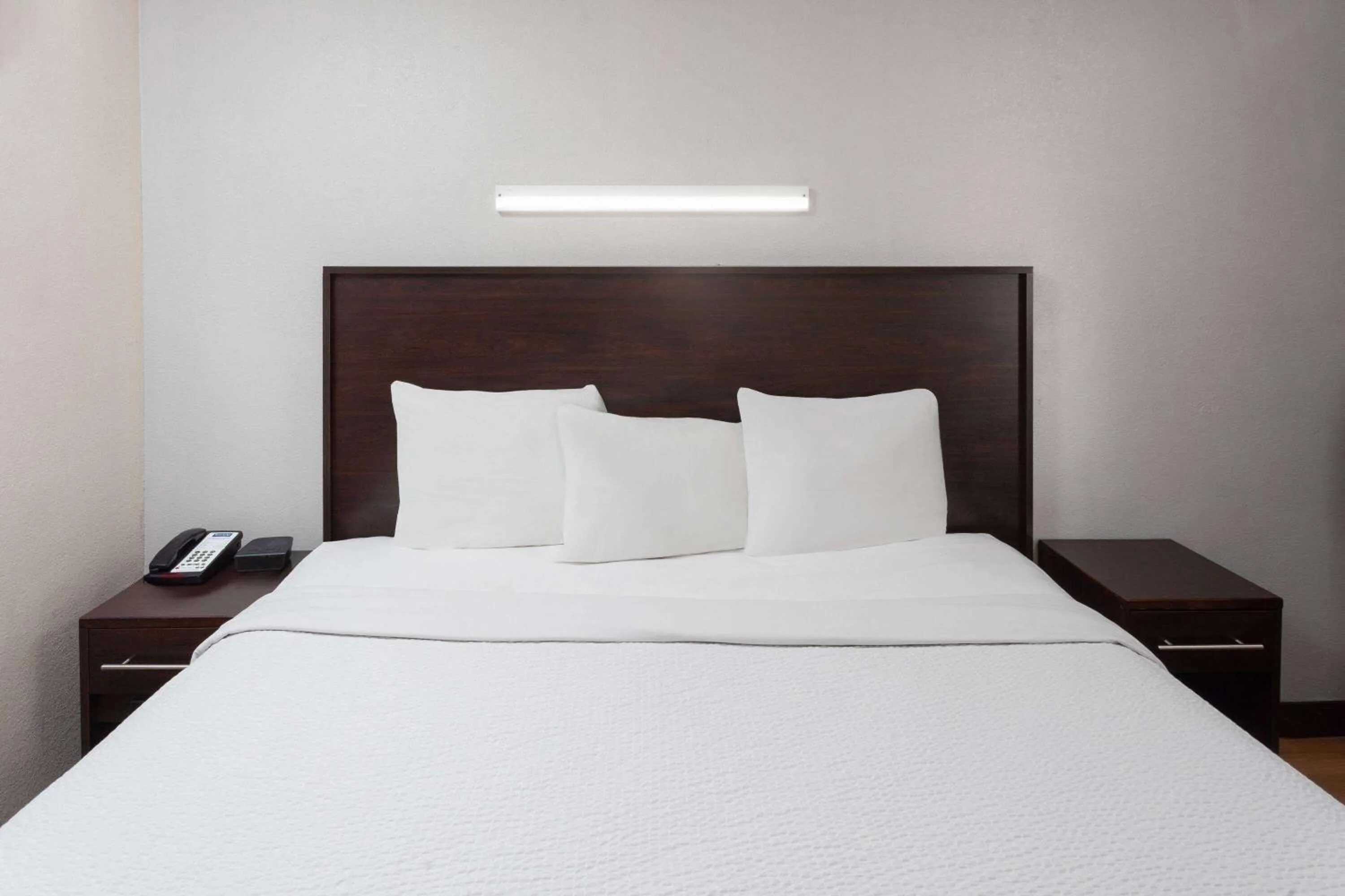 Photo of the whole room, Bed in Travelodge by Wyndham Peoria