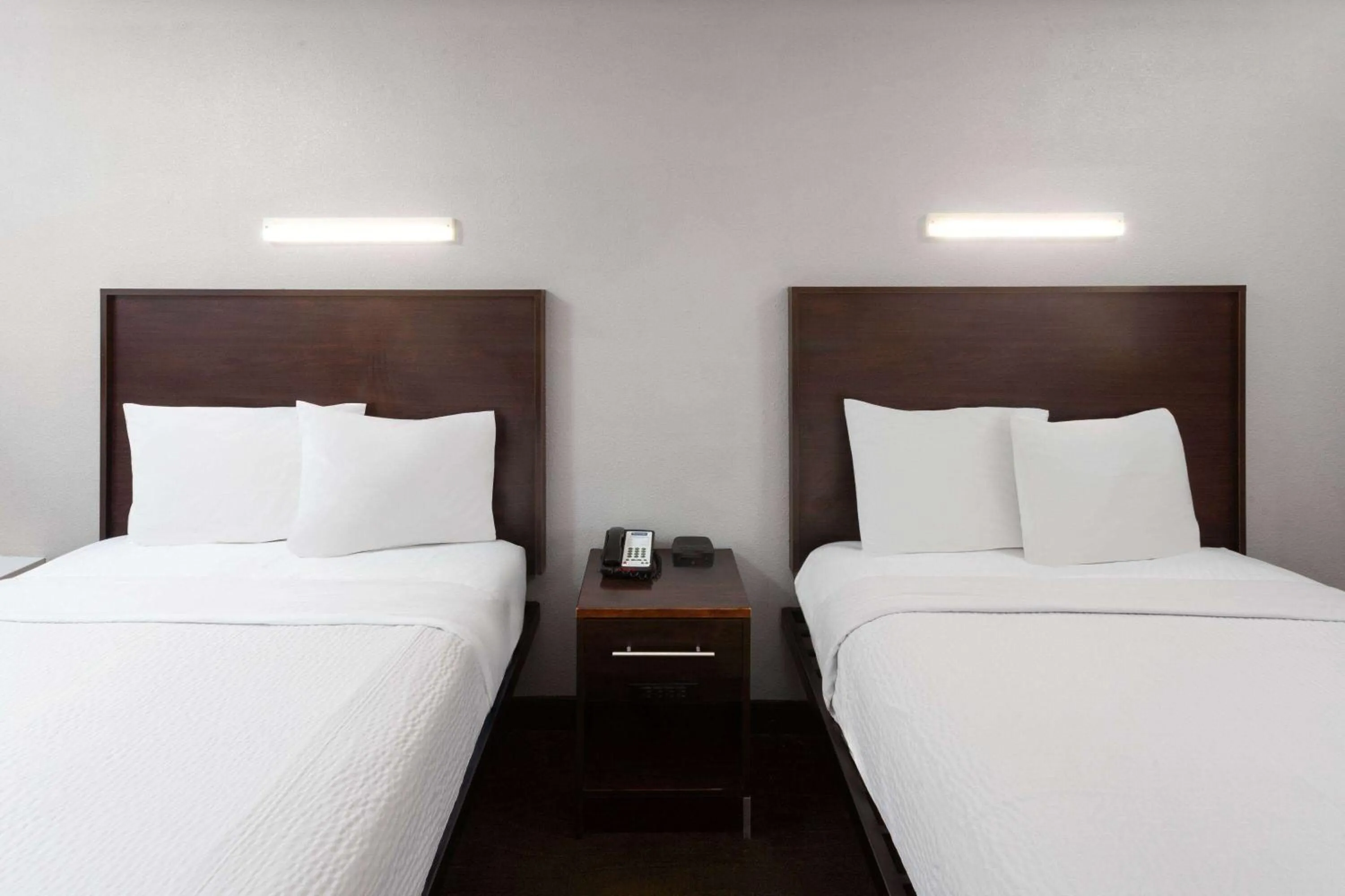 Photo of the whole room, Bed in Travelodge by Wyndham Peoria