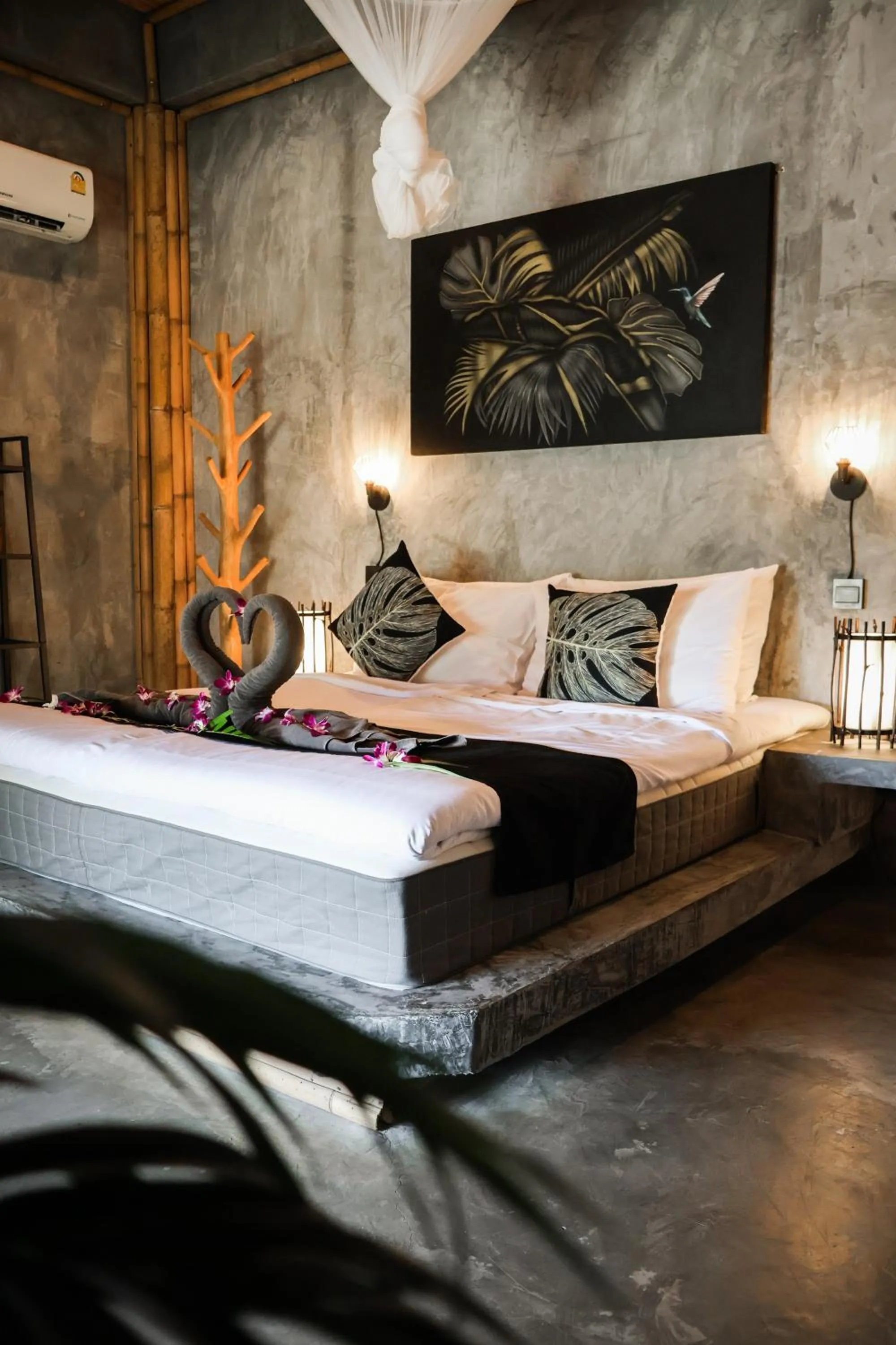 Bedroom, Bed in The Lazy Lodge