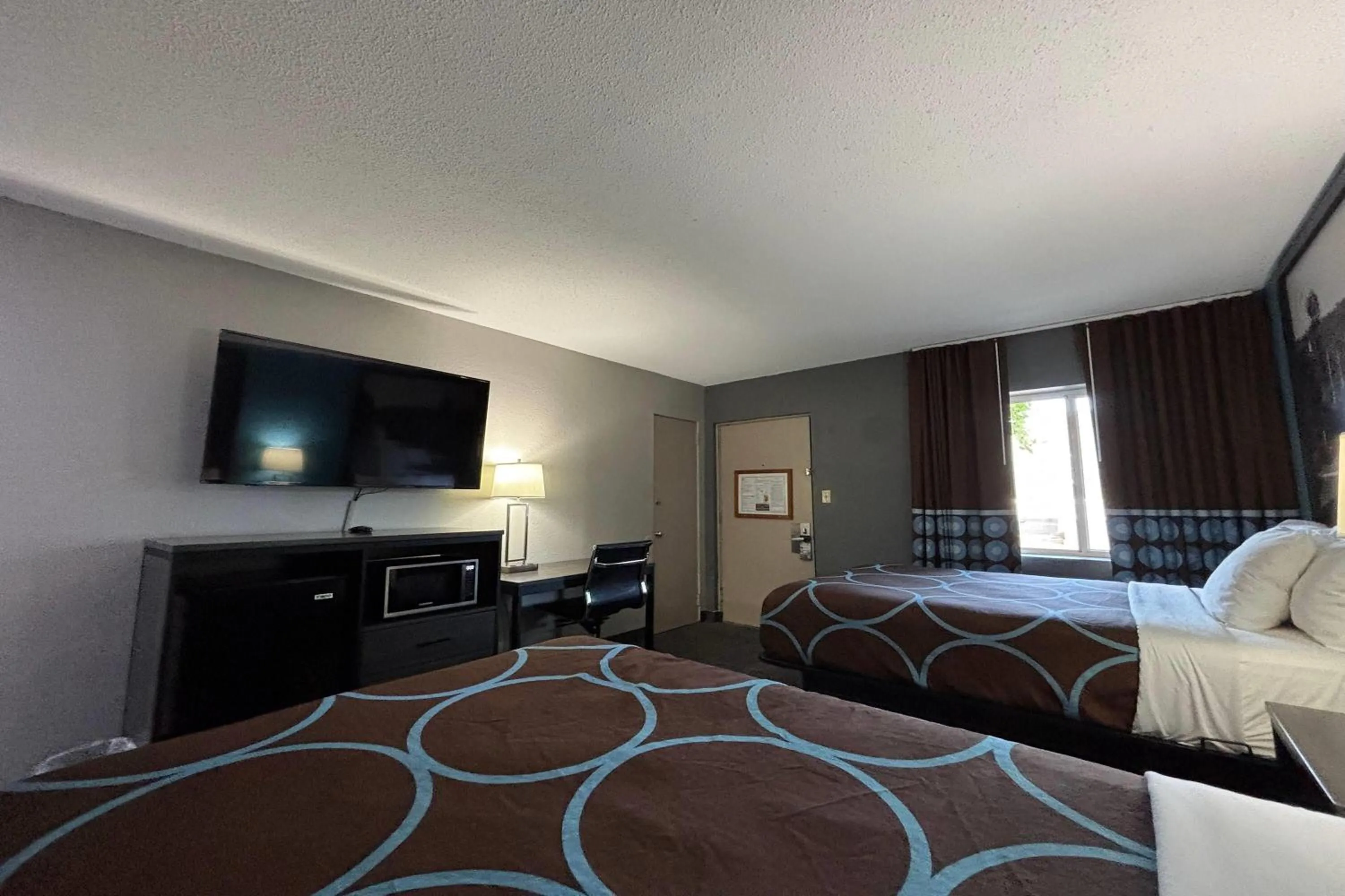Photo of the whole room, Bed in Super 8 by Wyndham Belleville St. Louis Area