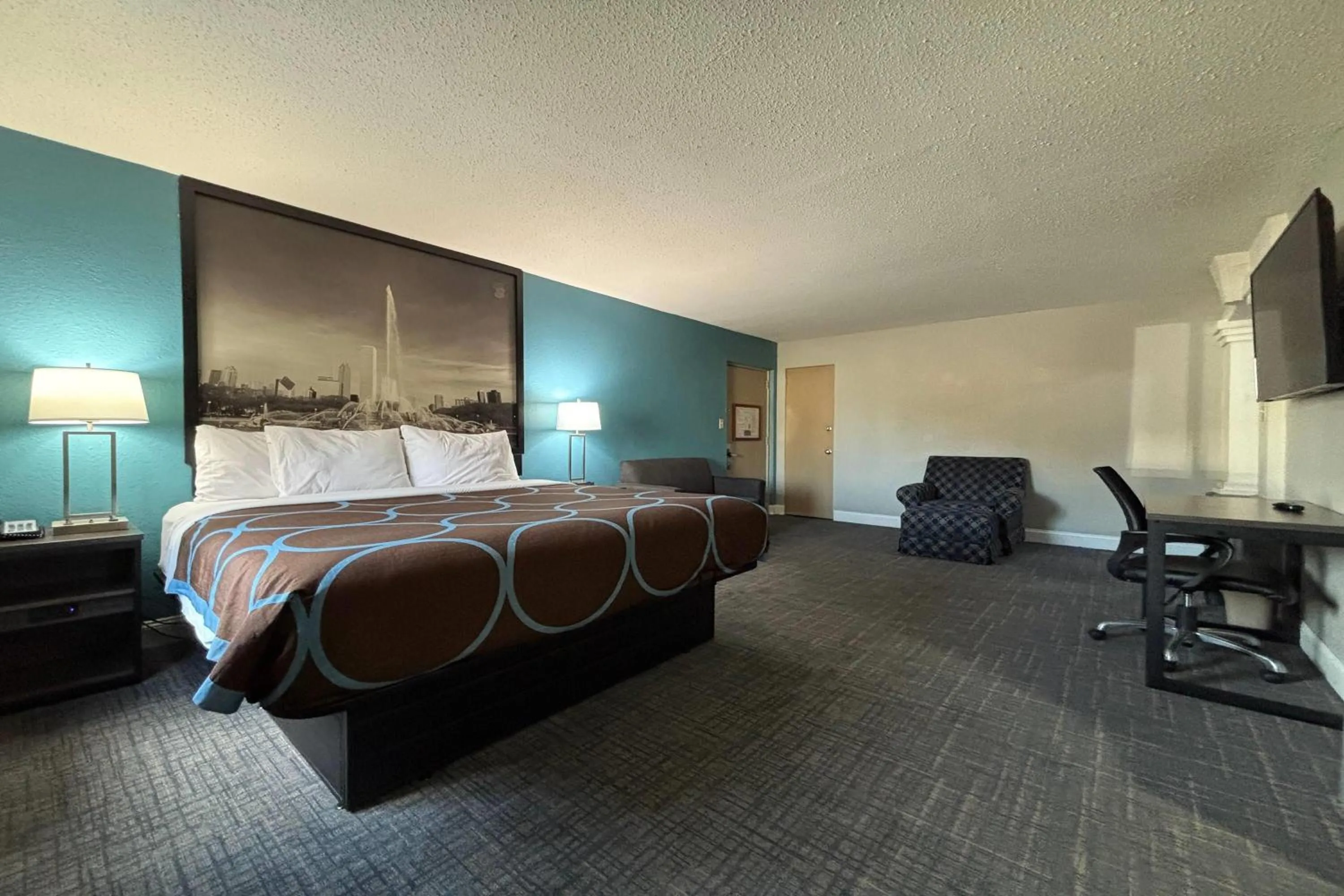 Photo of the whole room, Bed in Super 8 by Wyndham Belleville St. Louis Area