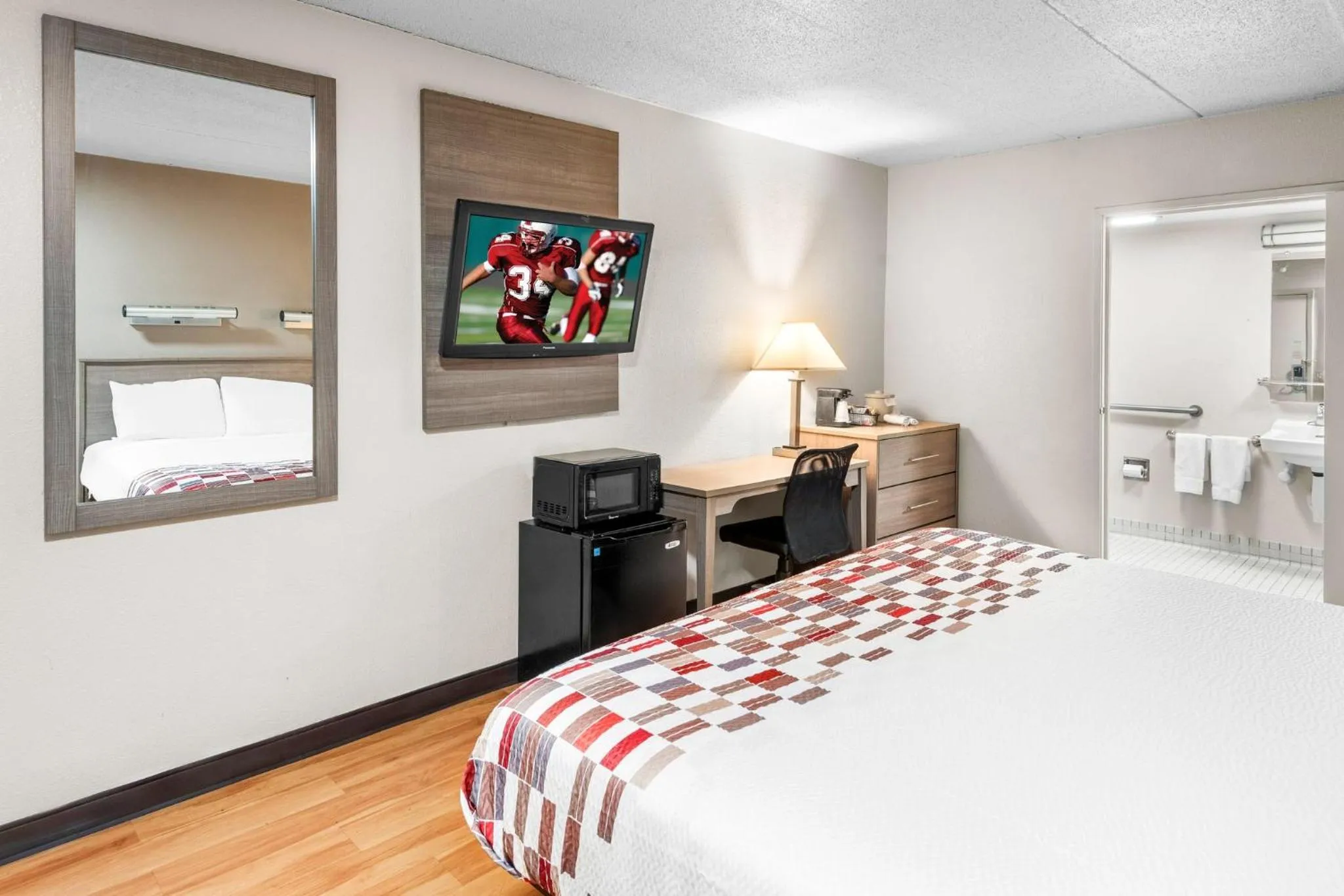 Photo of the whole room, Bed in Red Roof Inn Indianapolis North - College Park