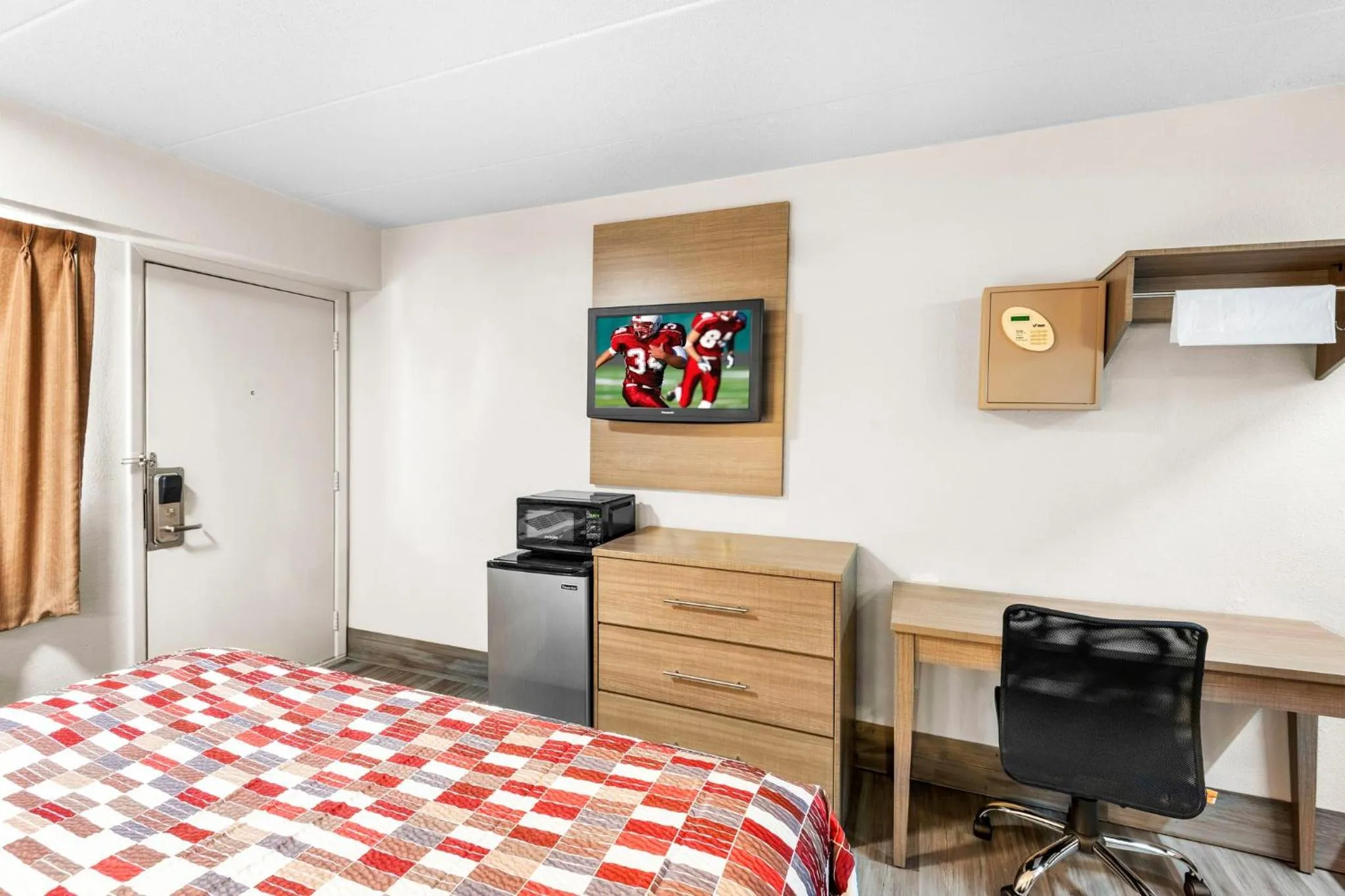 Photo of the whole room, Bed in Red Roof Inn Indianapolis North - College Park