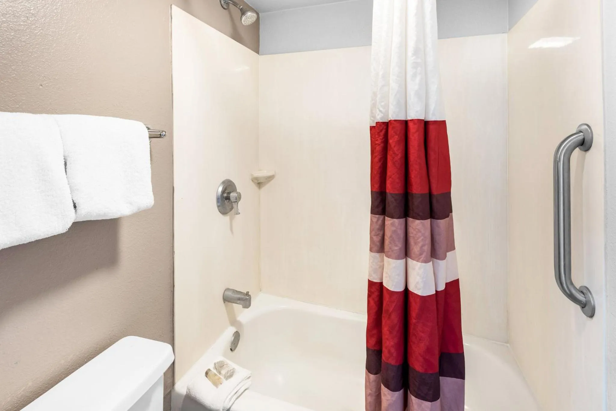 Bathroom in Red Roof Inn Indianapolis North - College Park