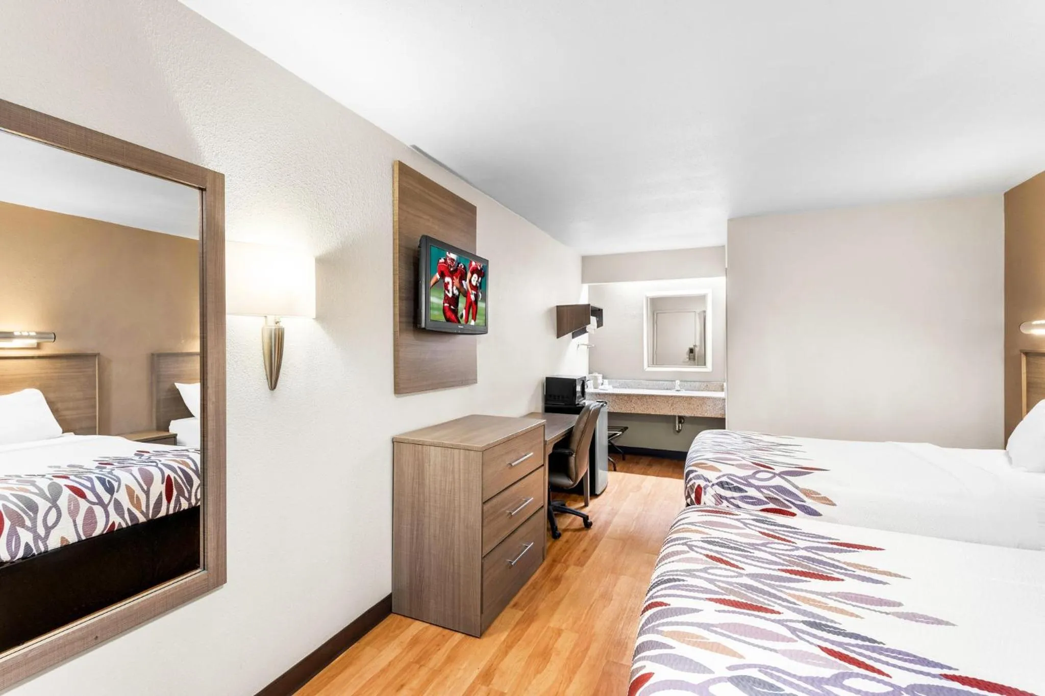 Photo of the whole room, Bed in Red Roof Inn Indianapolis North - College Park