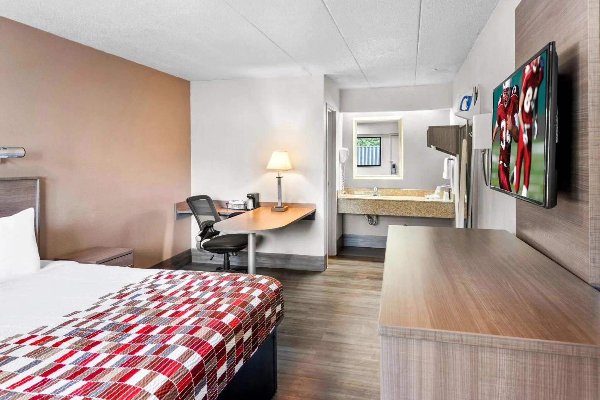 Photo of the whole room, Bed in Red Roof Inn Indianapolis North - College Park