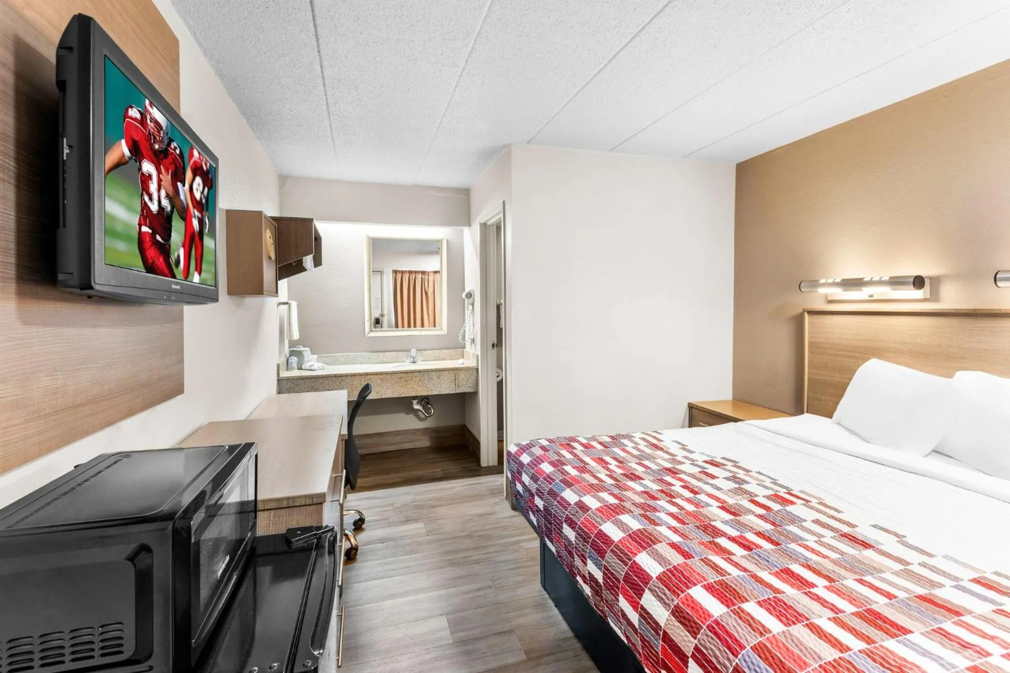 Photo of the whole room, Bed in Red Roof Inn Indianapolis North - College Park