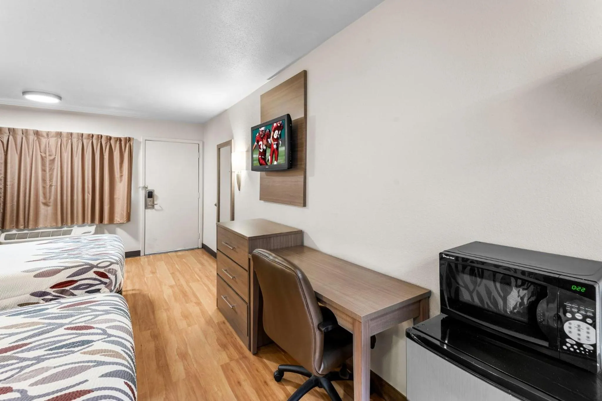 Photo of the whole room, Bed in Red Roof Inn Indianapolis North - College Park