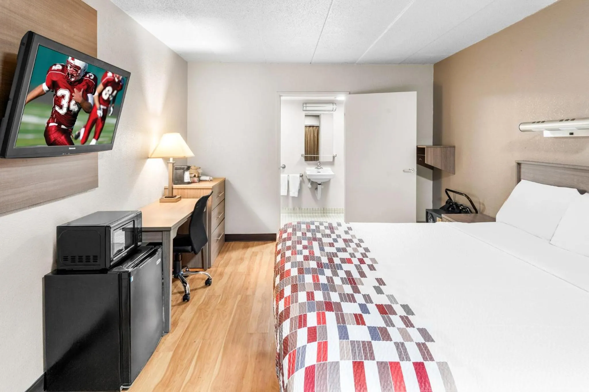 Photo of the whole room, Bed in Red Roof Inn Indianapolis North - College Park