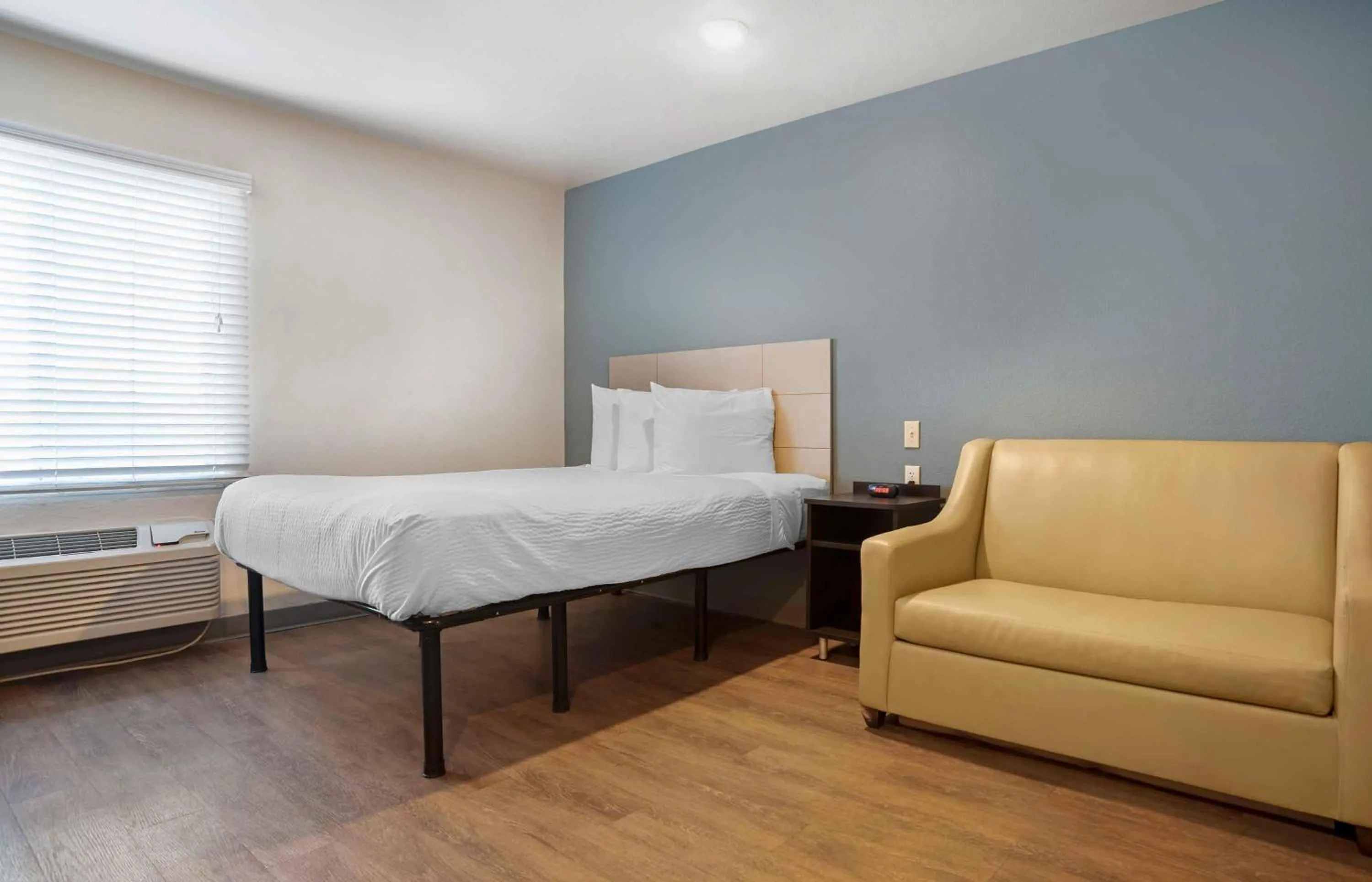 Bedroom, Bed in Extended Stay America Select Suites - Indianapolis - Lawrence
