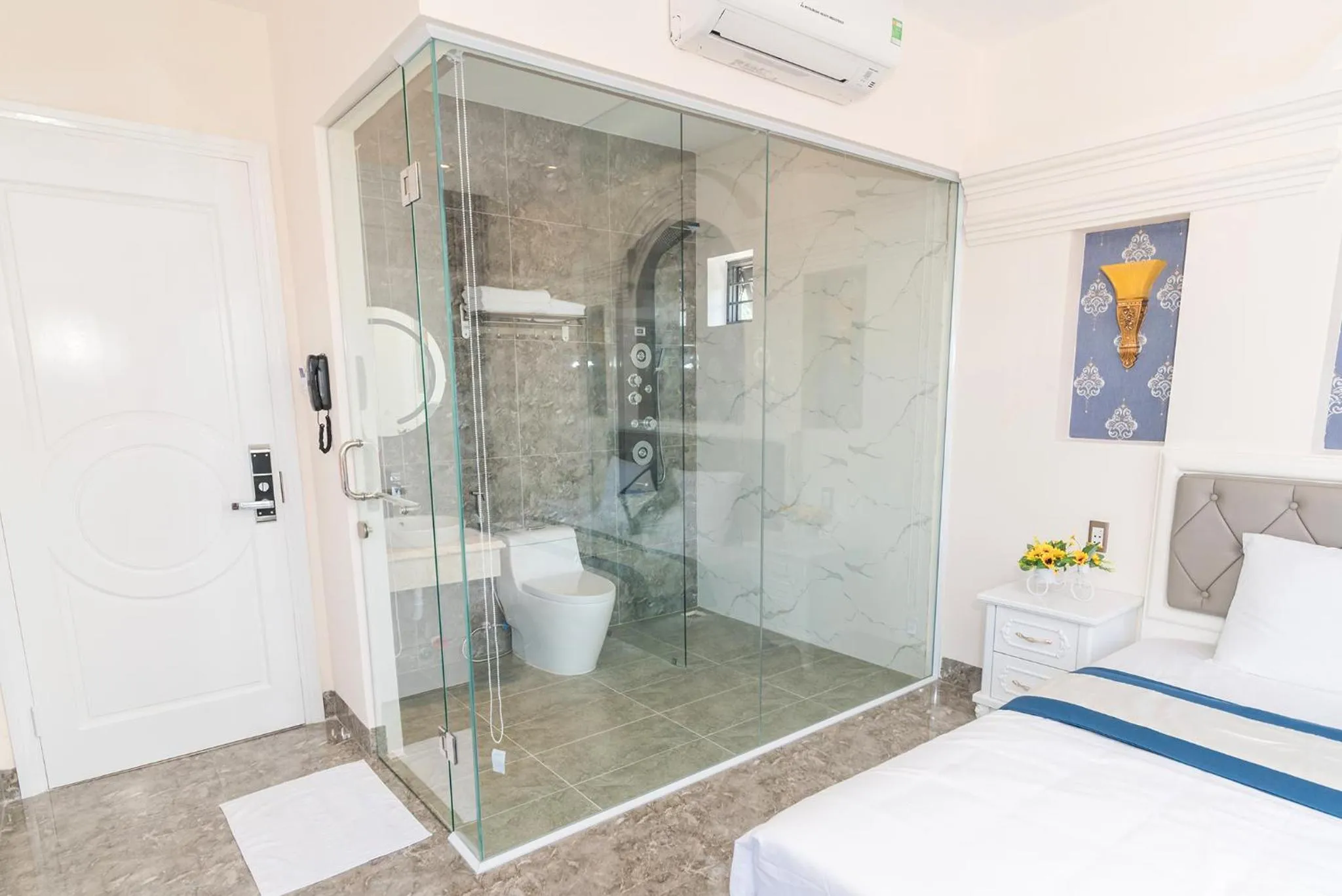 Bedroom, Bed in Sun Beach Hotel