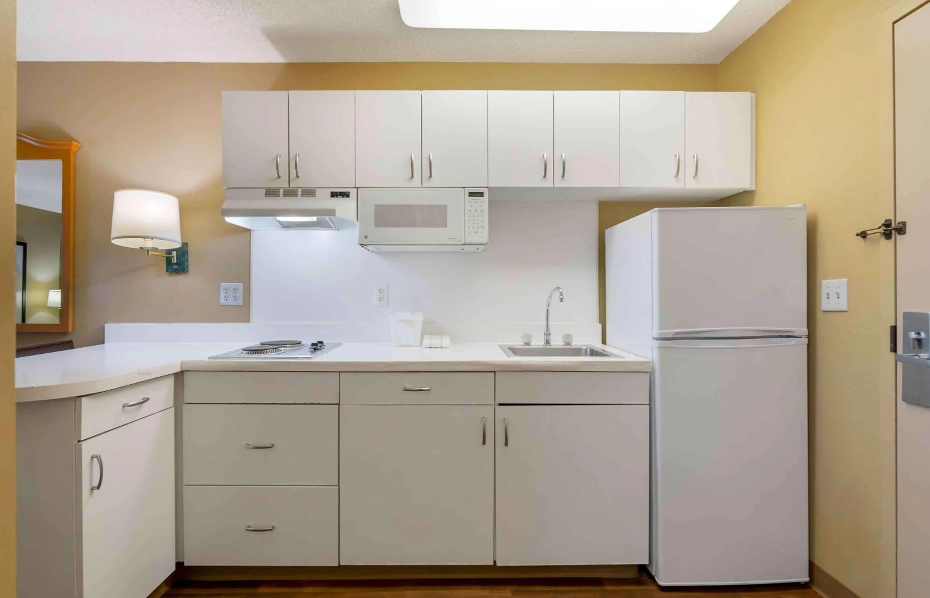 Kitchen or kitchenette in Extended Stay America Suites - Kansas City - Country Club Plaza