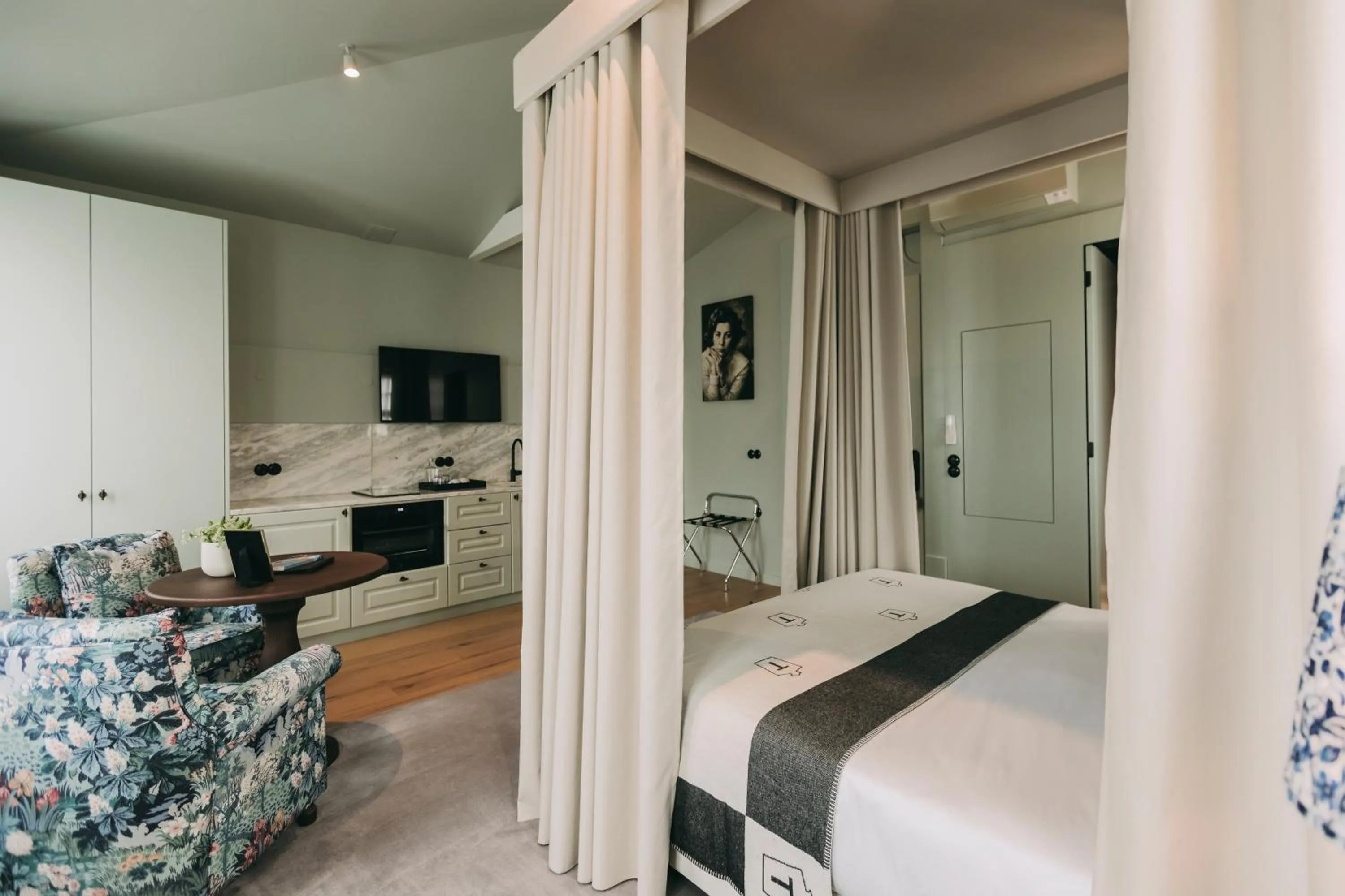 Photo of the whole room, Bed in Torel Palace Porto