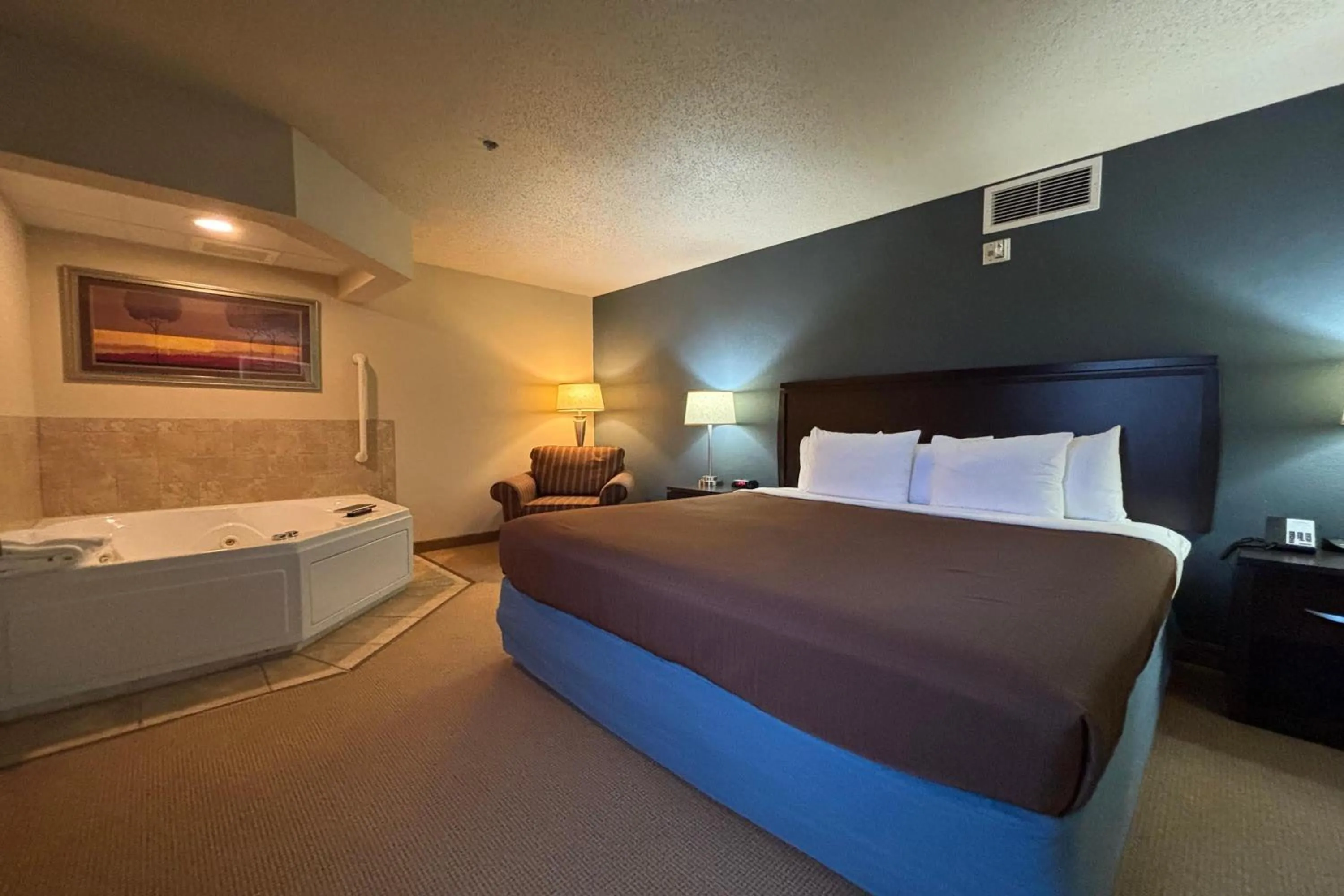 Photo of the whole room, Bed in AmericInn by Wyndham Monmouth
